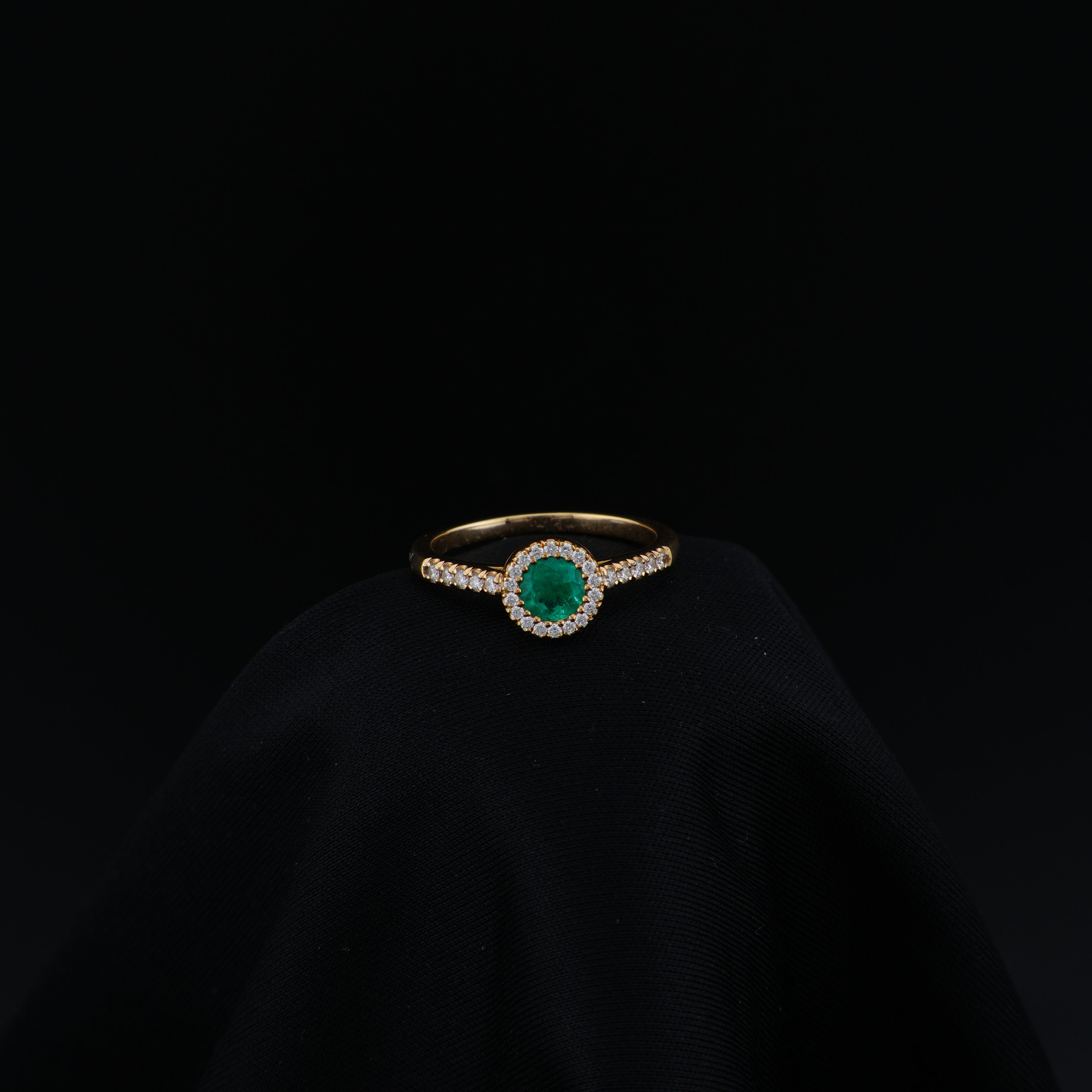 Anillo Cluster en Oro Amarillo, talla 6¾, con esmeralda redonda y 29 diamantes.