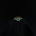 Anillo Halo en Oro Amarillo, talla 6¾, con esmeralda redonda y 29 diamantes.