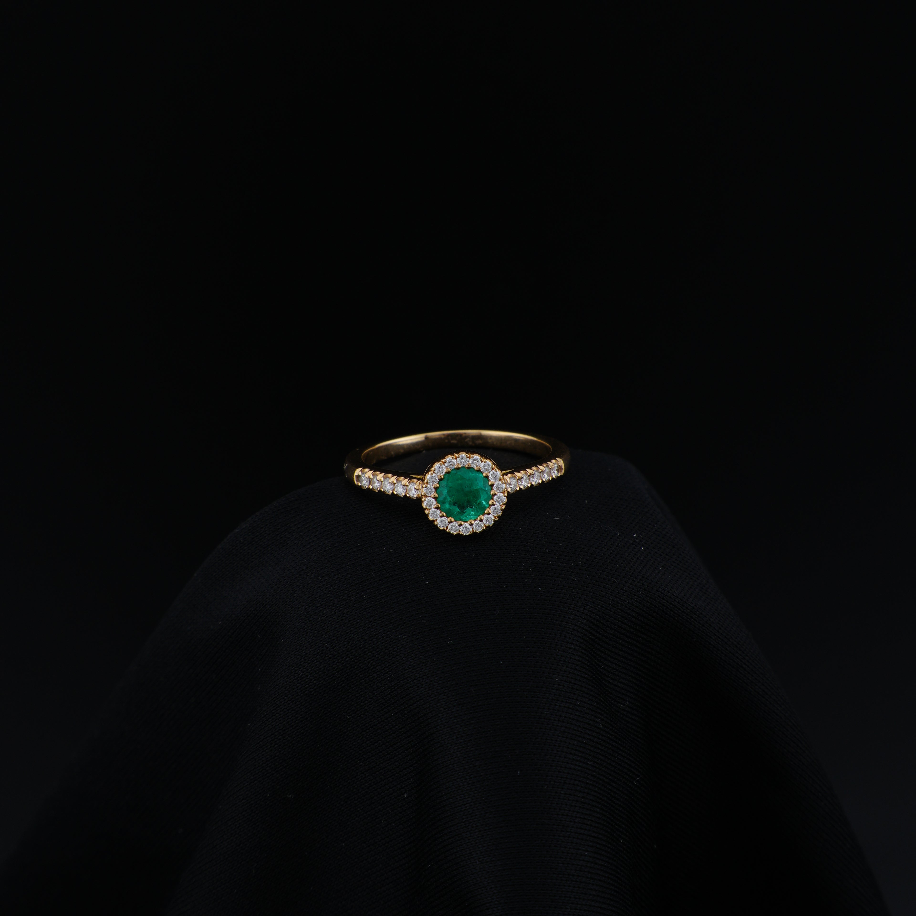 Anillo Cluster en Oro Amarillo, talla 6¾, con esmeralda redonda y 29 diamantes.