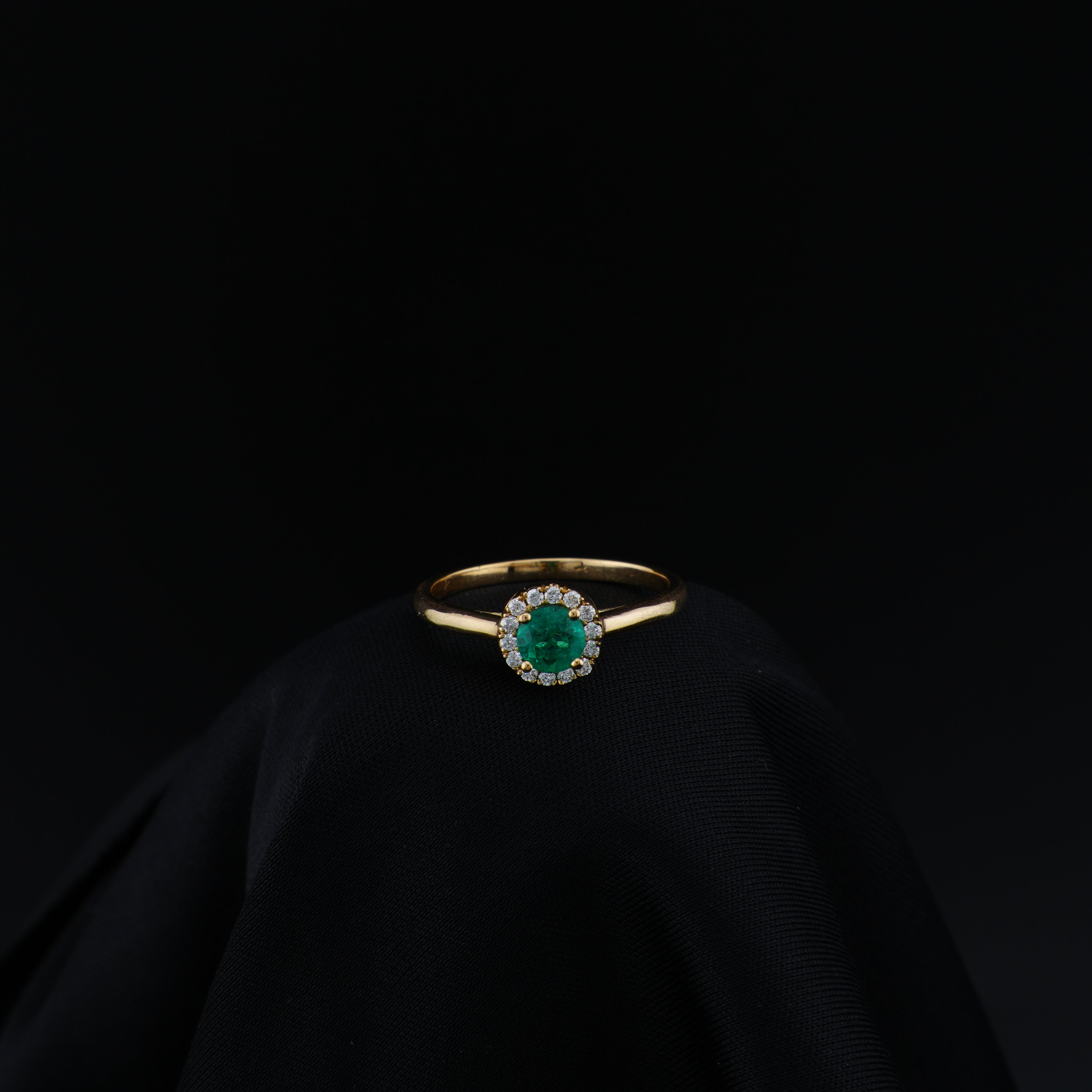Anillo de Oro 18K, Esmeralda Central Natural, Talla 7