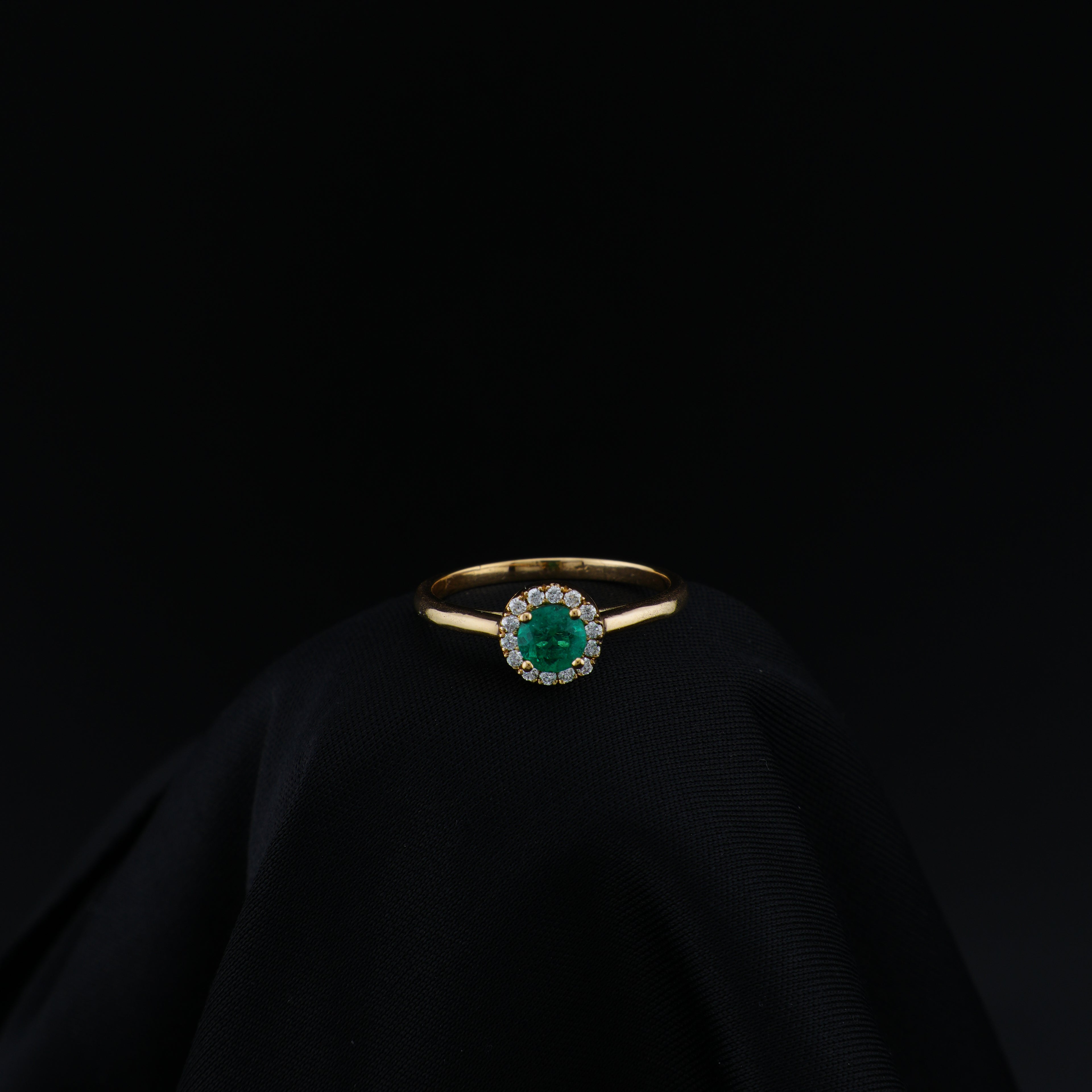 Anillo de Oro 18K, Esmeralda Central Natural, Talla 7