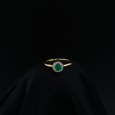 Anillo de Oro 18K, Esmeralda Central Natural, Talla 7