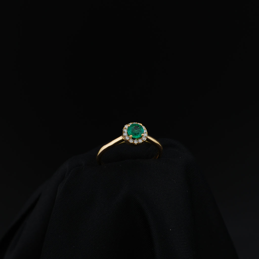 Anillo de Oro 18K, Esmeralda Central Natural, Talla 7