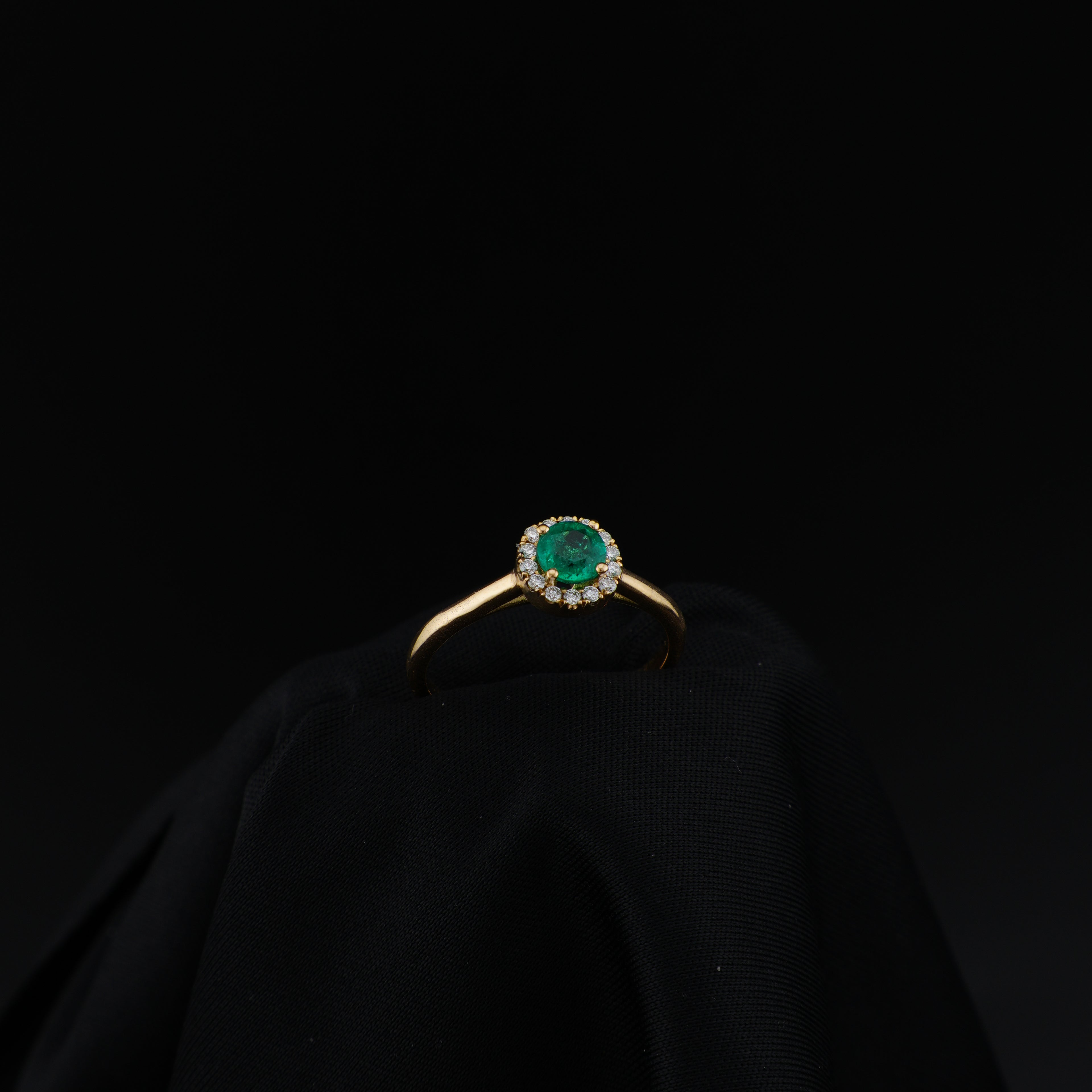 Anillo de Oro 18K, Esmeralda Central Natural, Talla 7