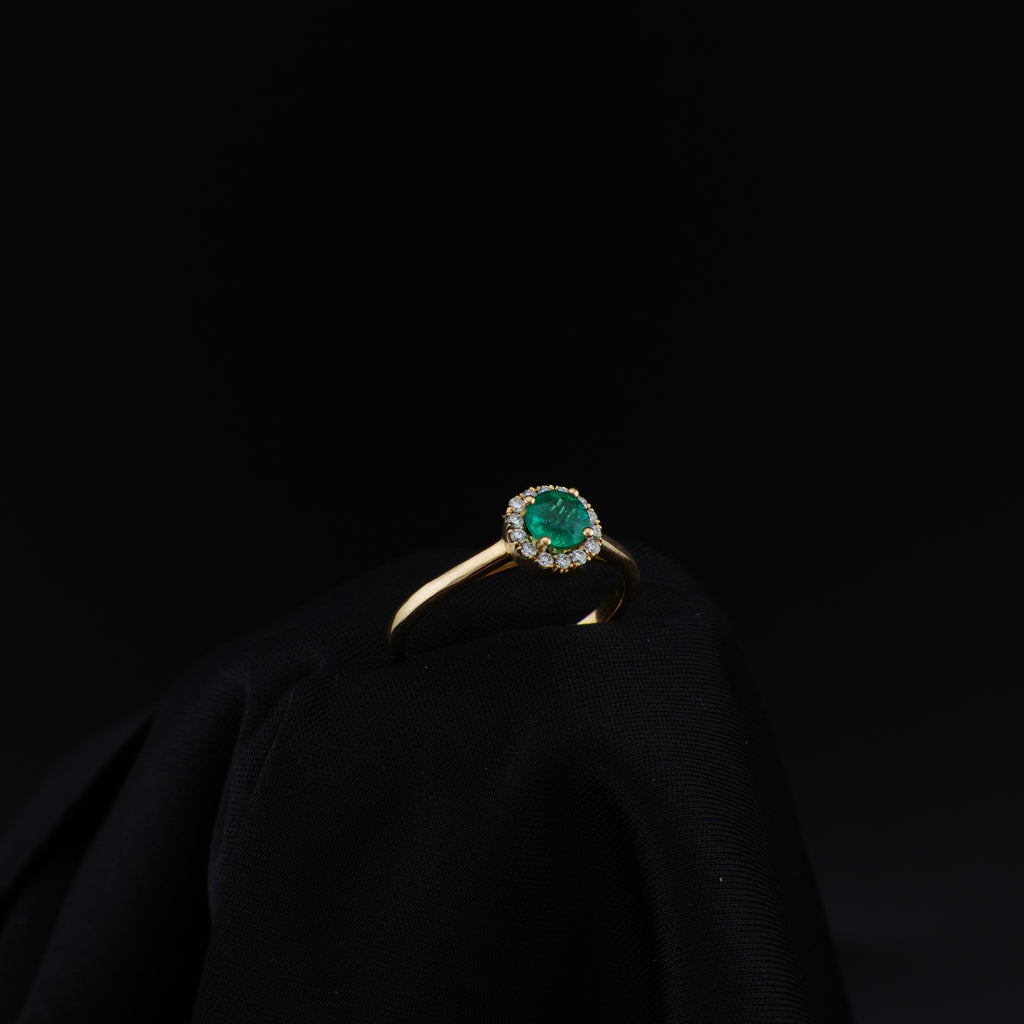 Anillo de Oro 18K, Esmeralda Central Natural, Talla 7