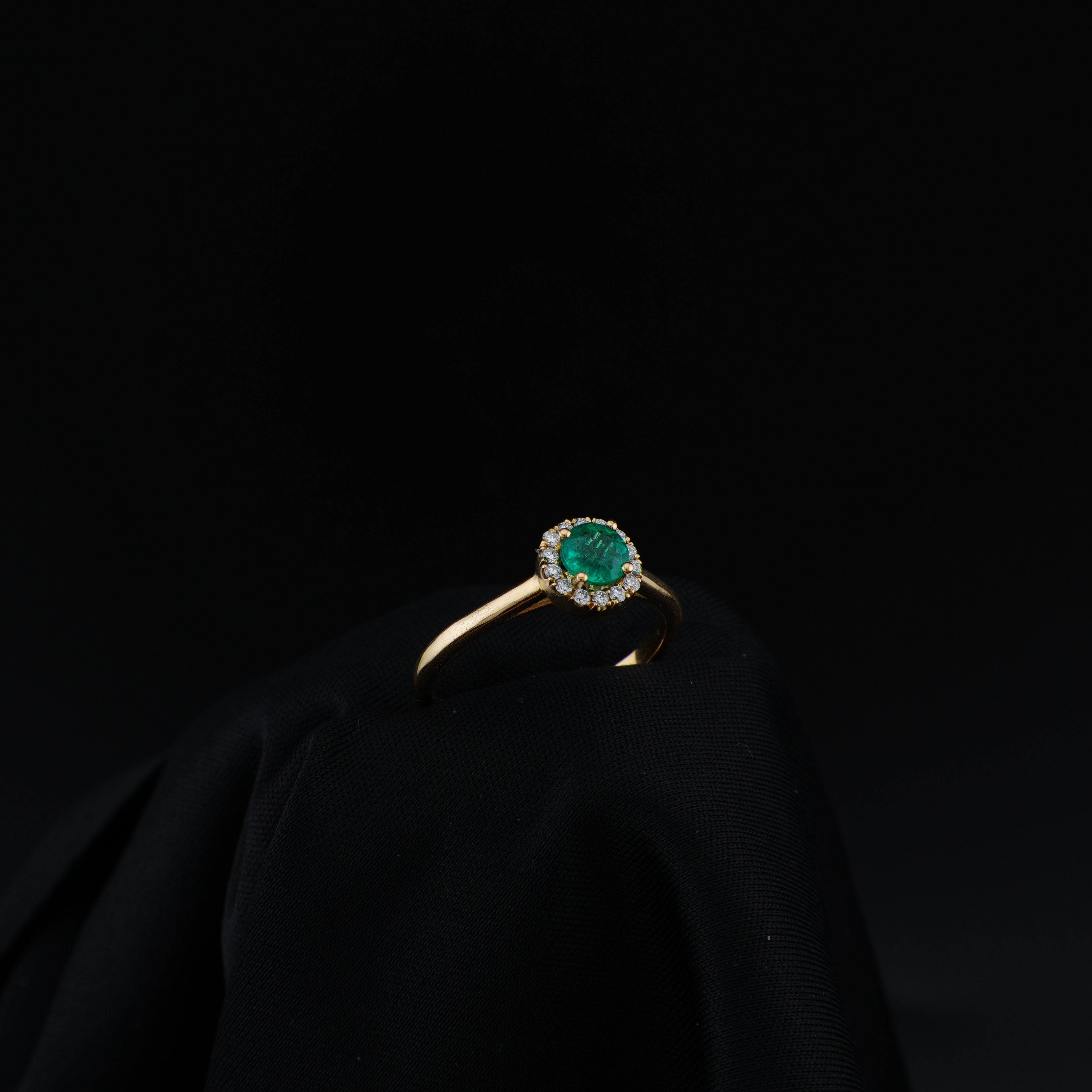 Anillo de Oro 18K, Esmeralda Central Natural, Talla 7