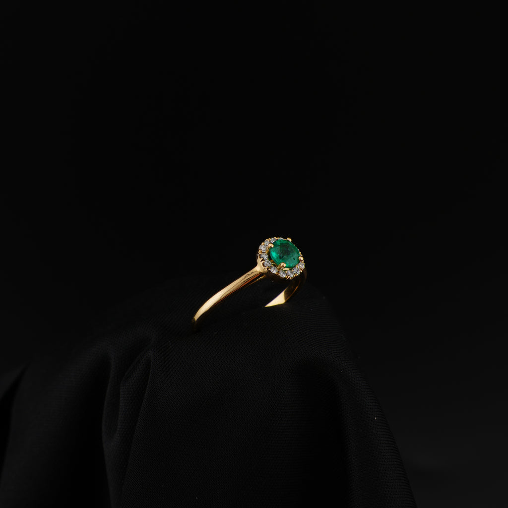 Anillo de Oro 18K, Esmeralda Central Natural, Talla 7