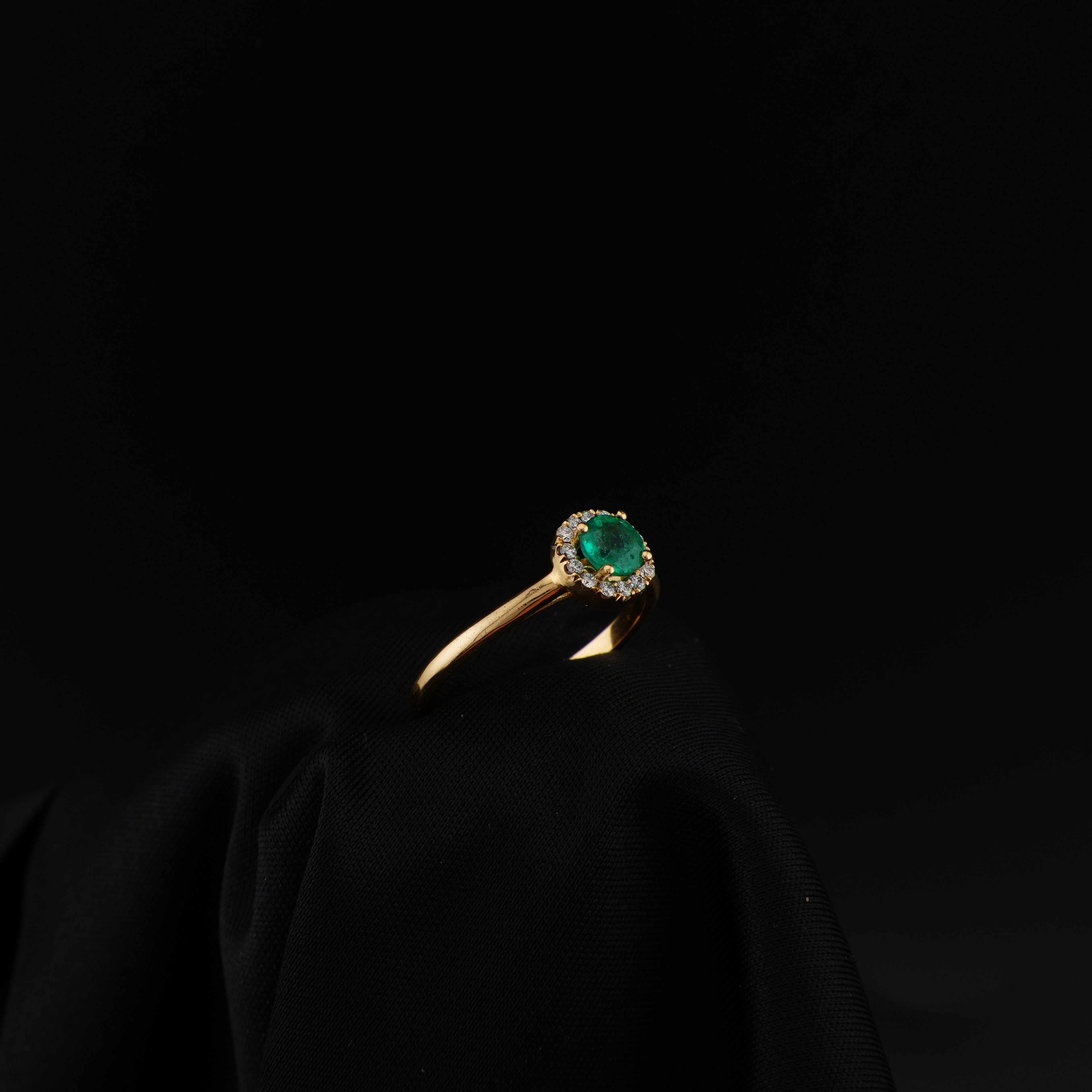 Anillo de Oro 18K, Esmeralda Central Natural, Talla 7
