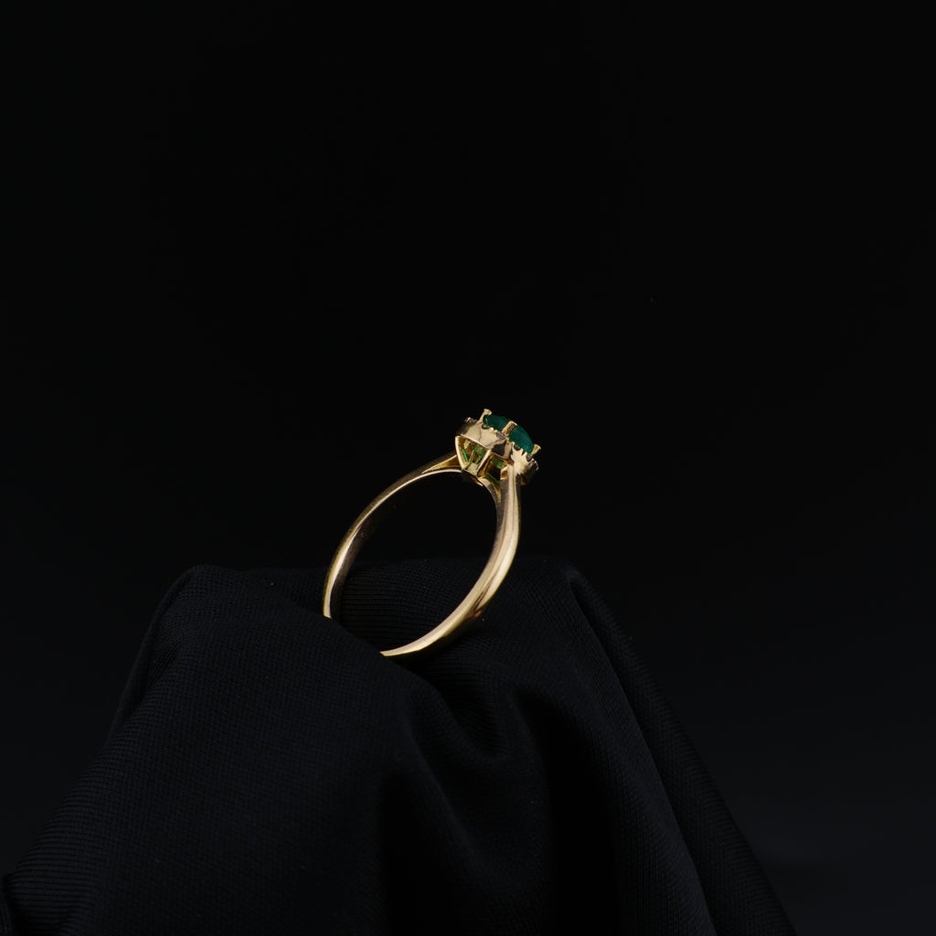 Anillo de Oro 18K, Esmeralda Central Natural, Talla 7