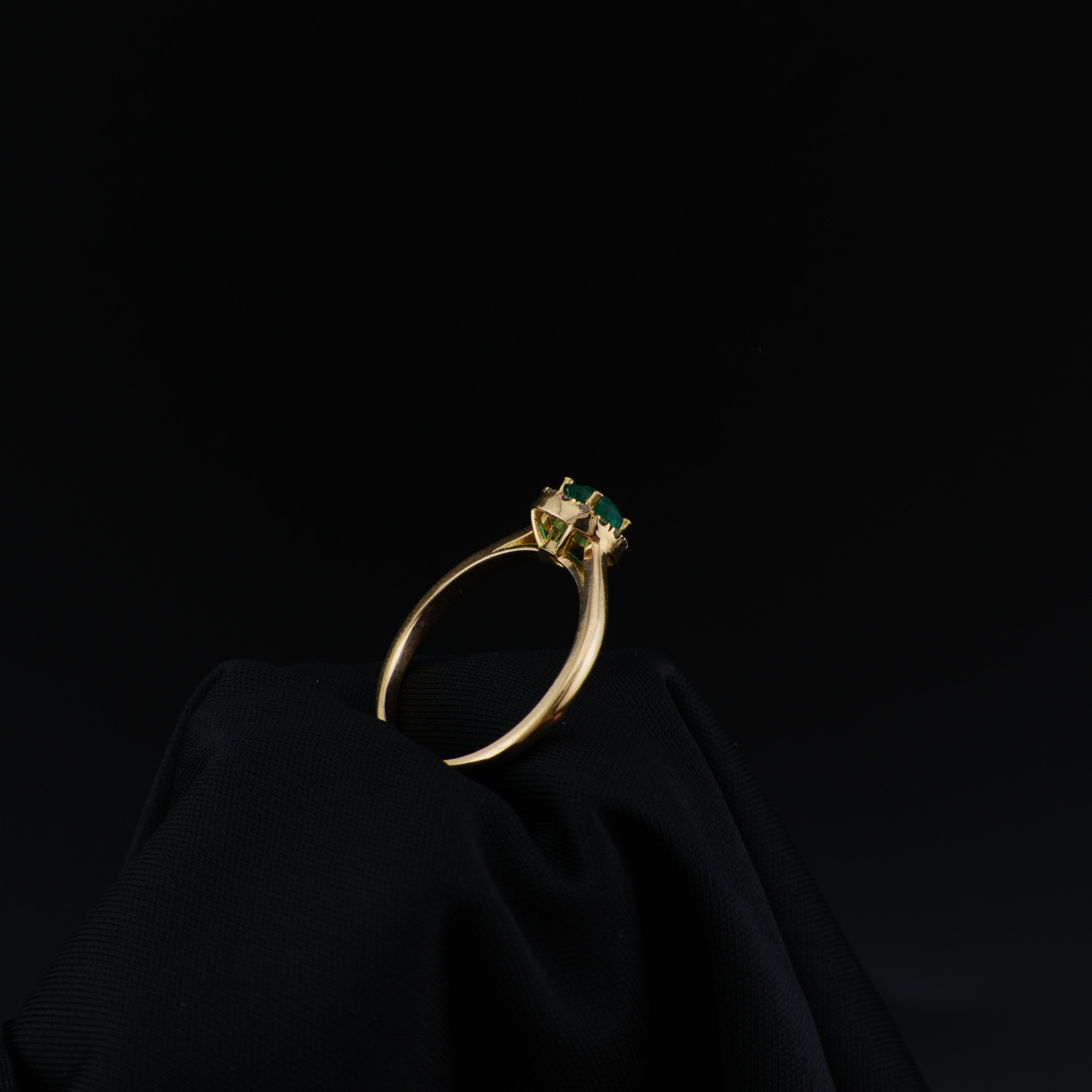 Anillo de Oro 18K, Esmeralda Central Natural, Talla 7