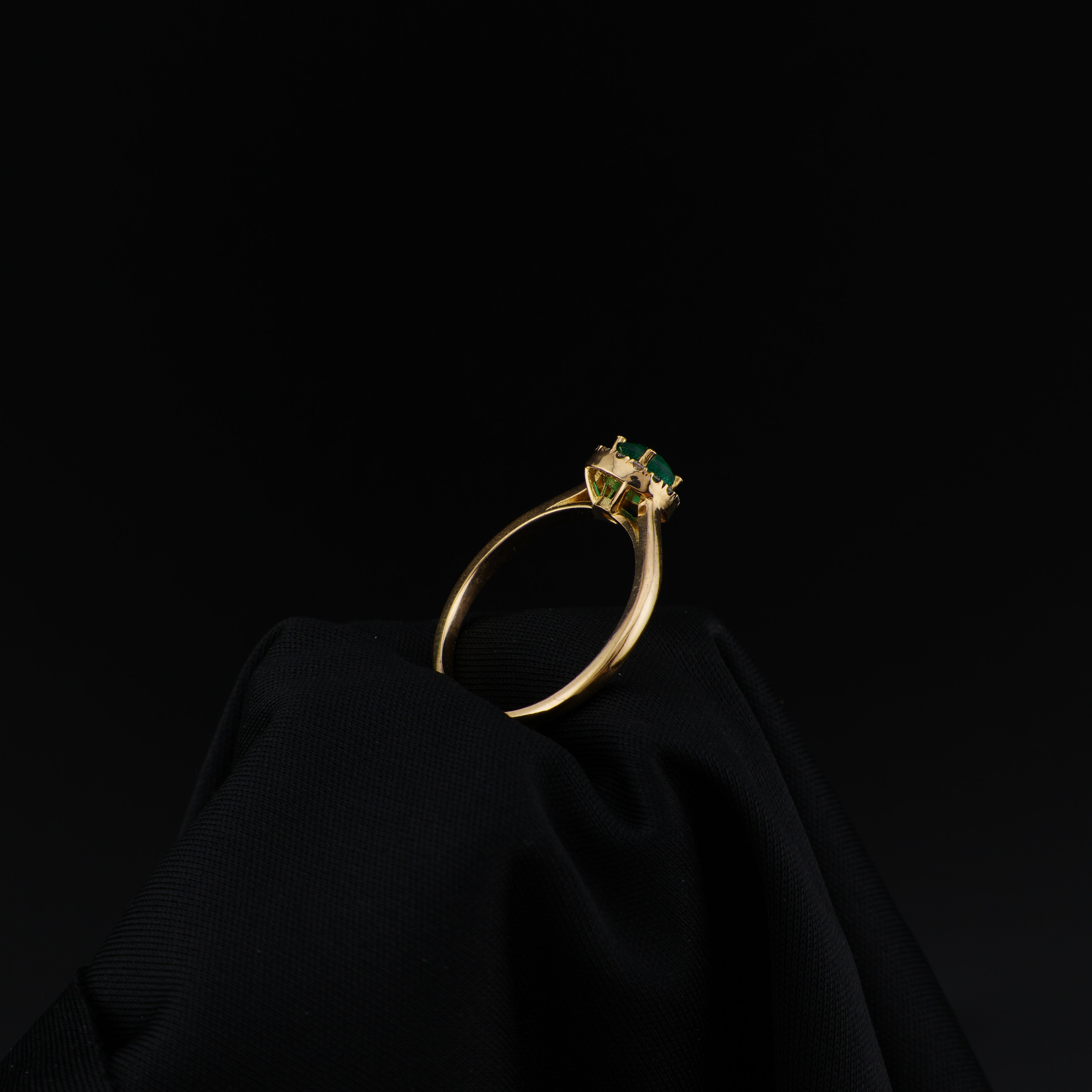 Anillo de Oro 18K, Esmeralda Central Natural, Talla 7