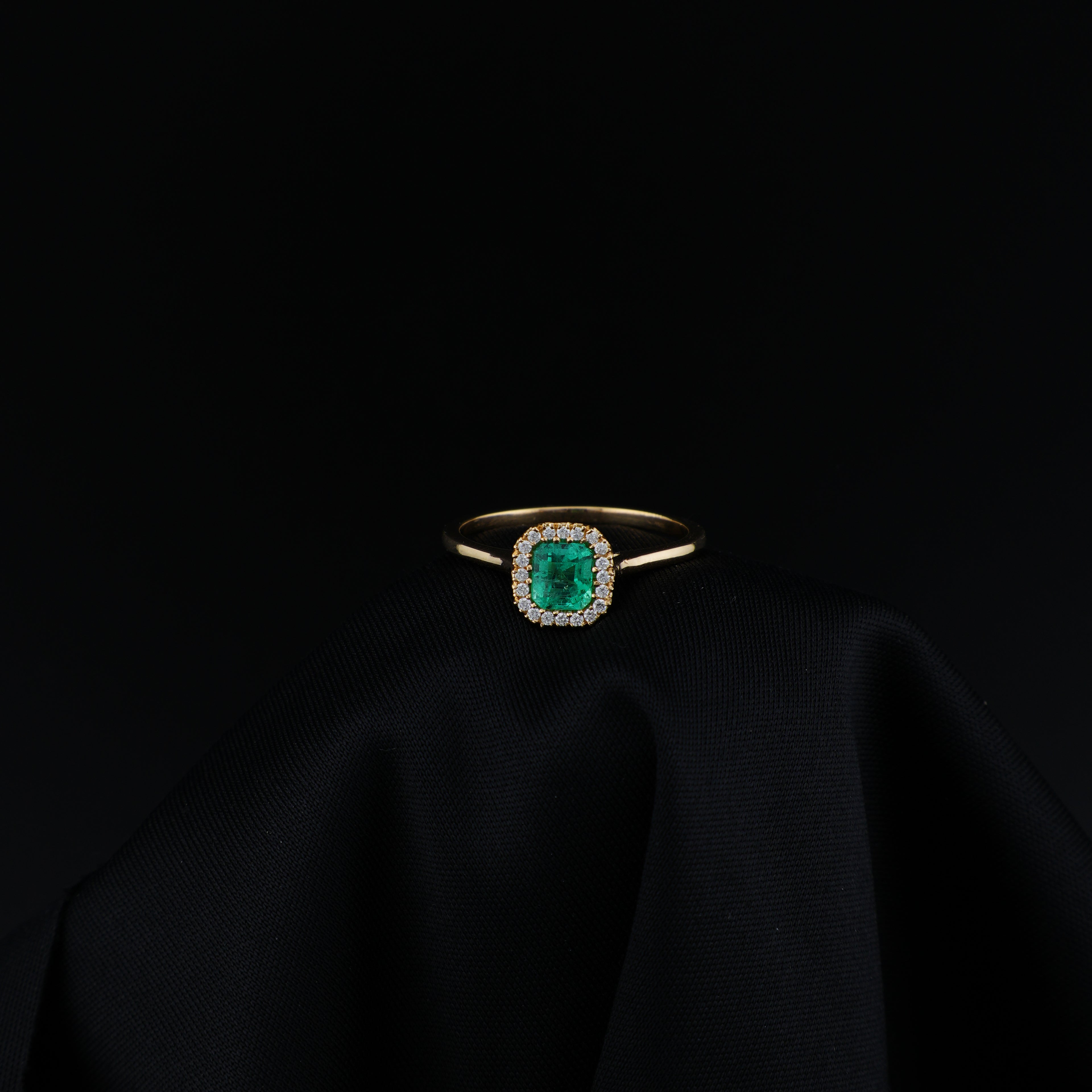 Anillo Cluster de Esmeralda Colombiana de Muzo 18K con 20 Diamantes Naturales | Pieza Única