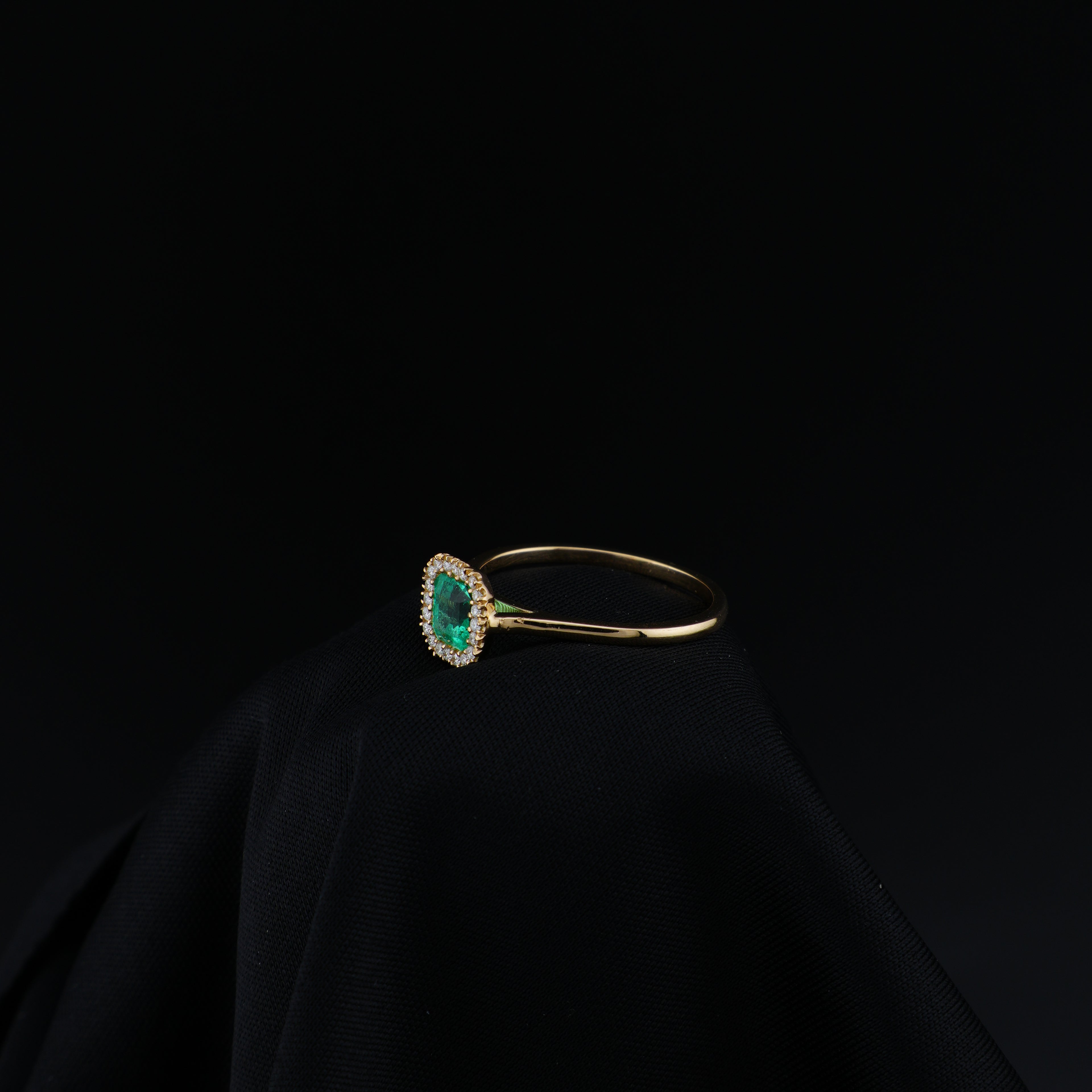Anillo Cluster de Esmeralda Colombiana de Muzo 18K con 20 Diamantes Naturales | Pieza Única
