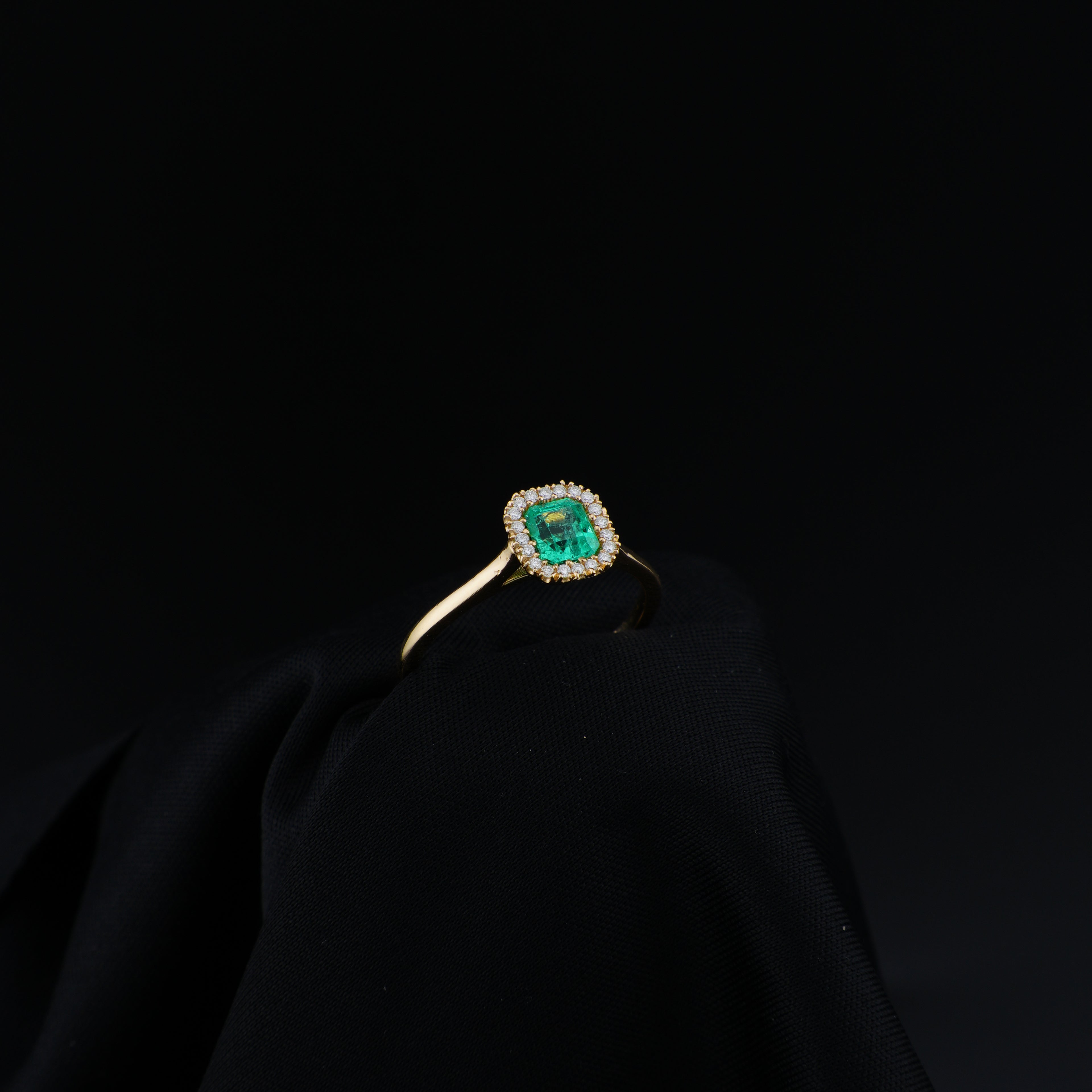 Anillo Cluster de Esmeralda Colombiana de Muzo 18K con 20 Diamantes Naturales | Pieza Única