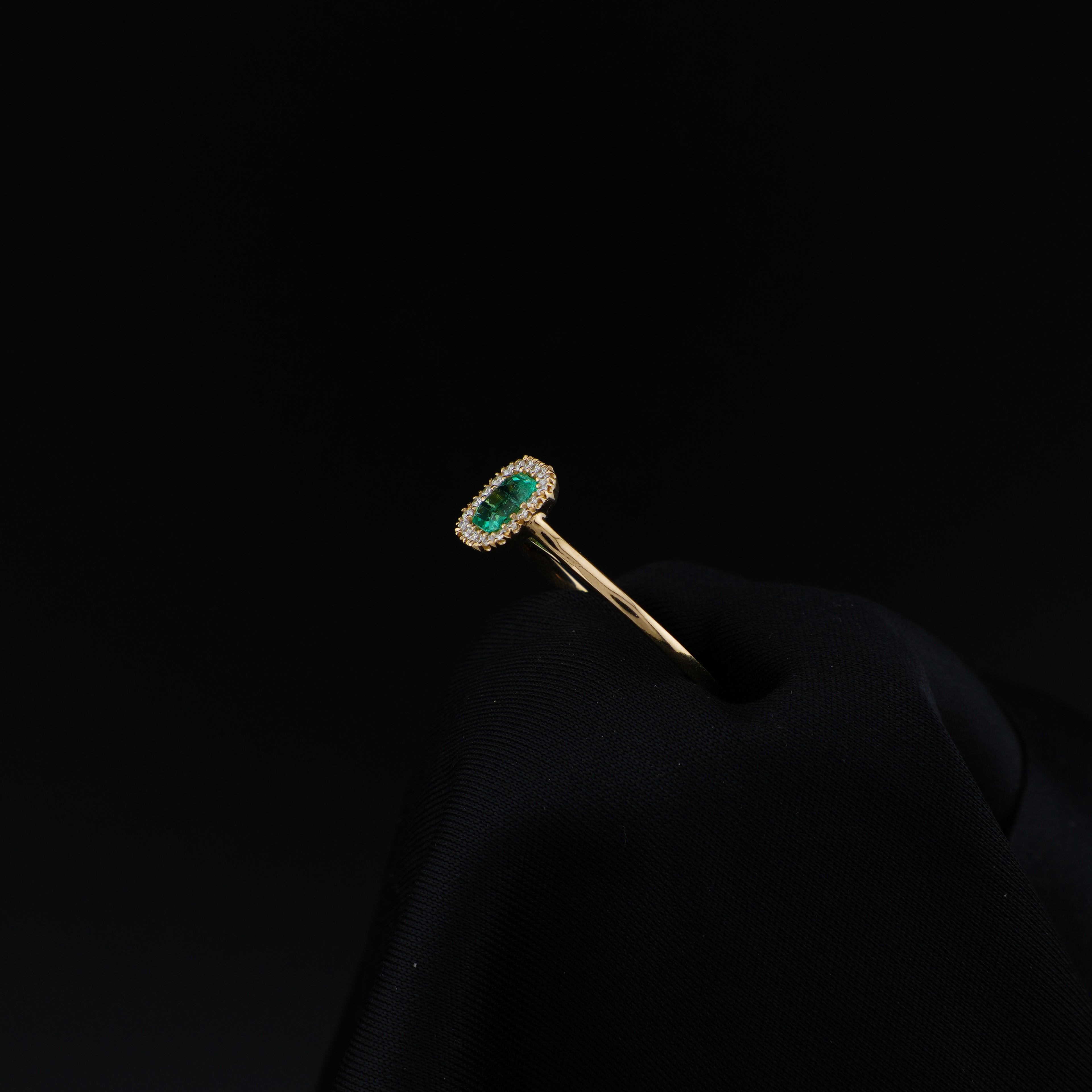Anillo Cluster de Esmeralda Colombiana de Muzo 18K con 20 Diamantes Naturales | Pieza Única