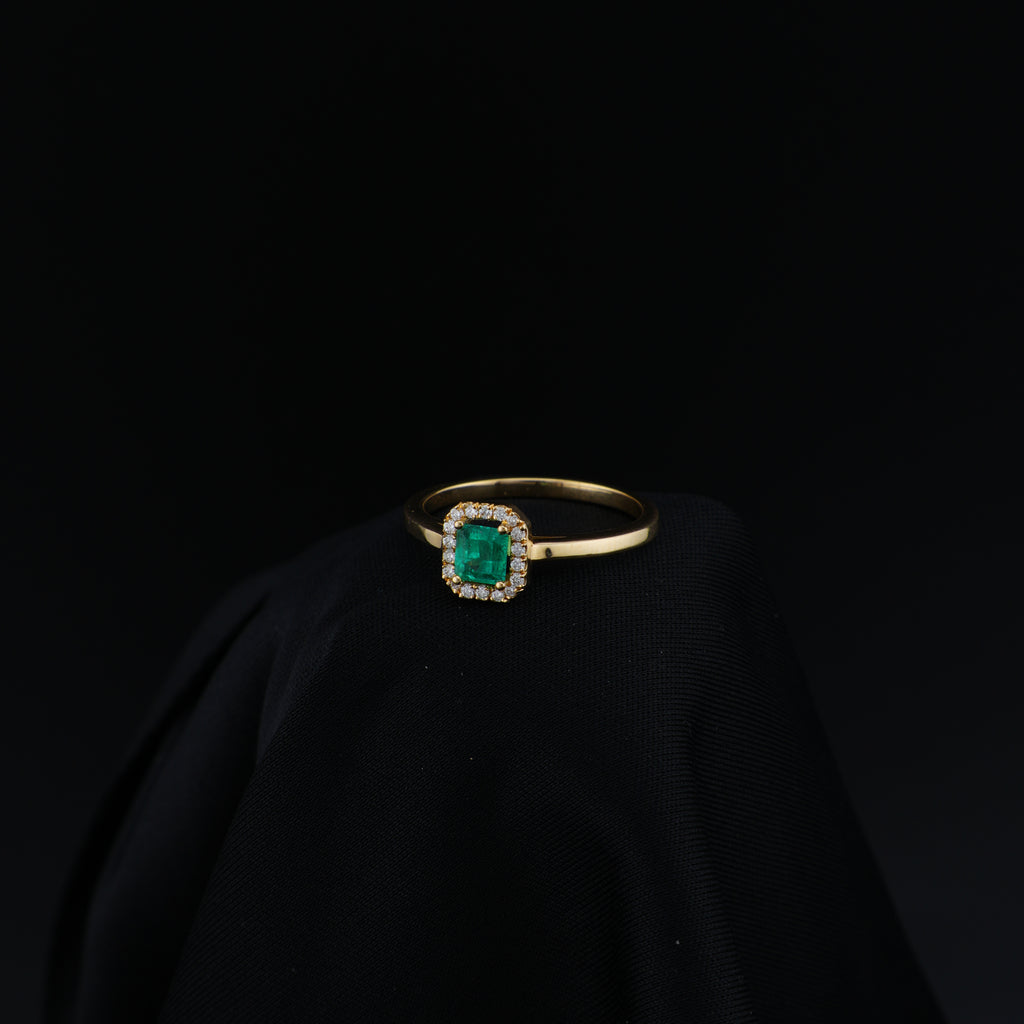 Anillo Cluster de Esmeralda Cuadrada de Muzo y 18 Diamantes Naturales en Oro 18K