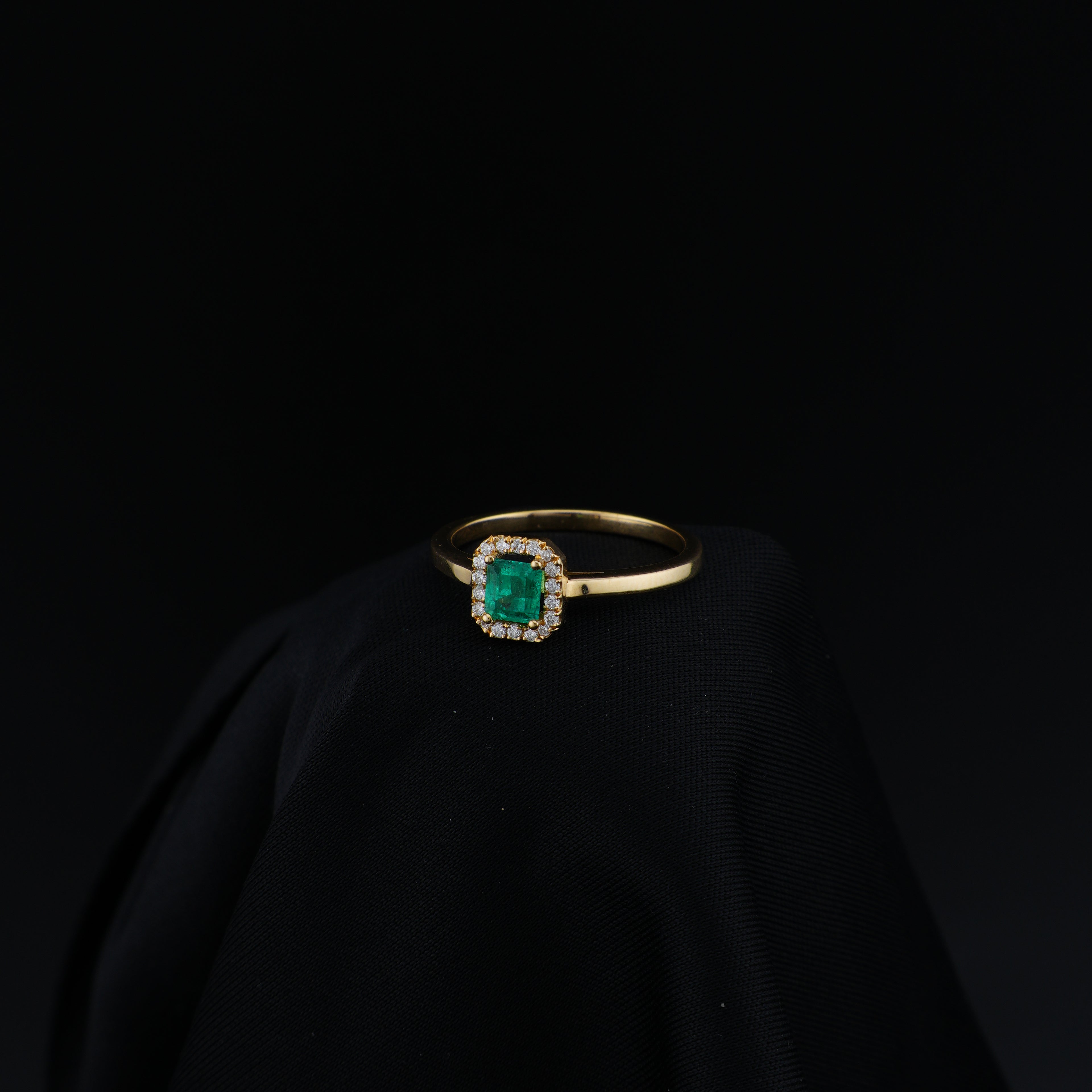 Anillo Cluster de Esmeralda Cuadrada de Muzo y 18 Diamantes Naturales en Oro 18K