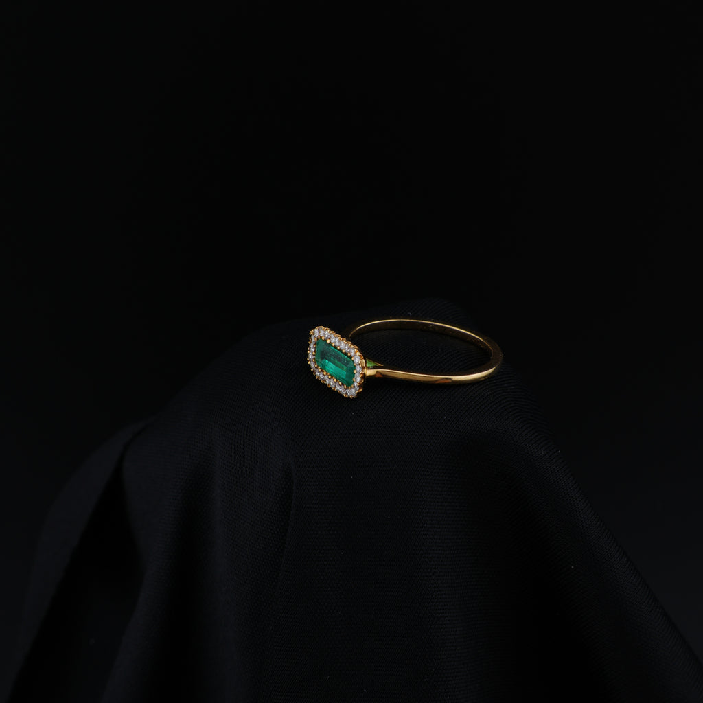 Título: Anillo Cluster de Esmeralda Natural en Oro18K, 24 Diamantes.