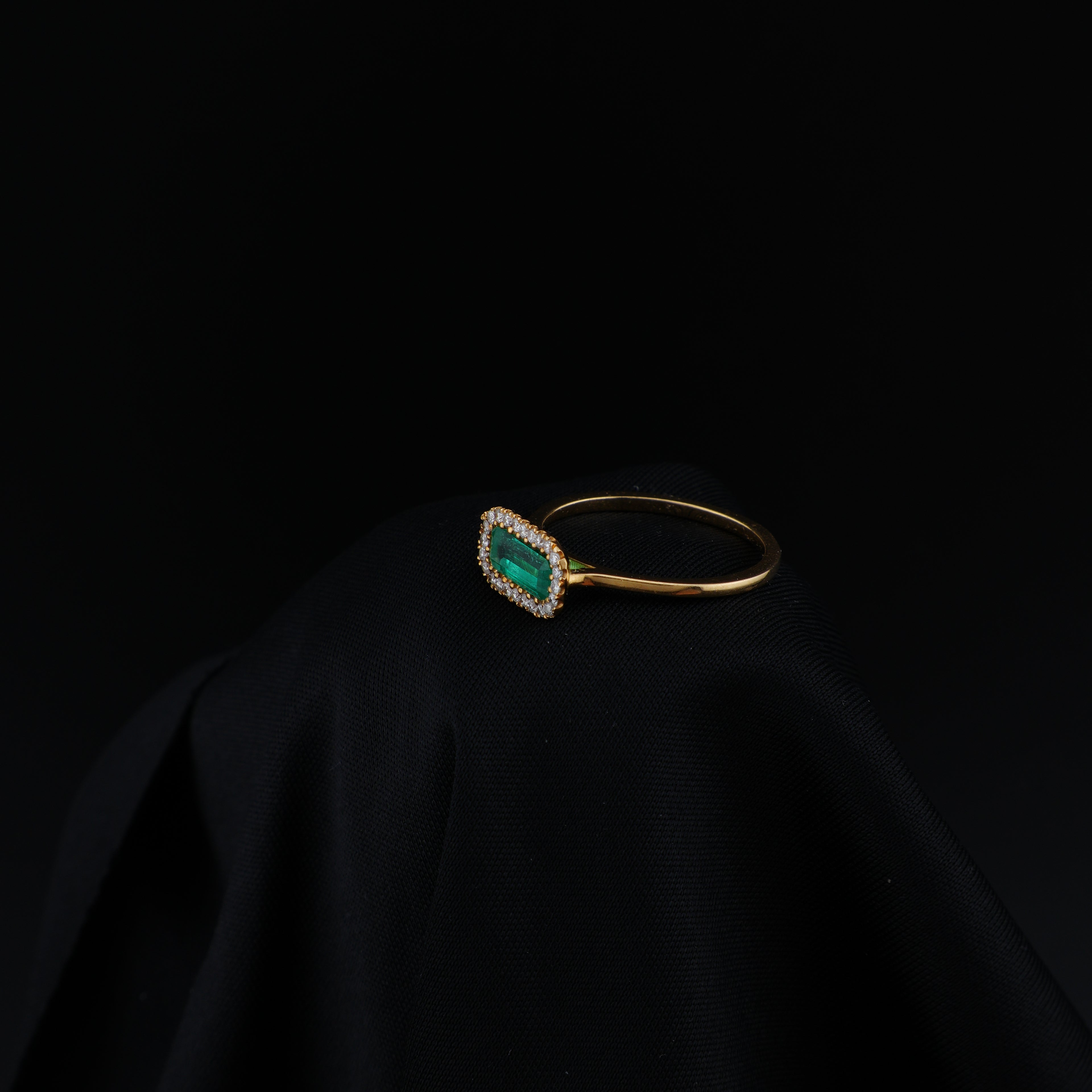 Título: Anillo Cluster de Esmeralda Natural en Oro18K, 24 Diamantes.