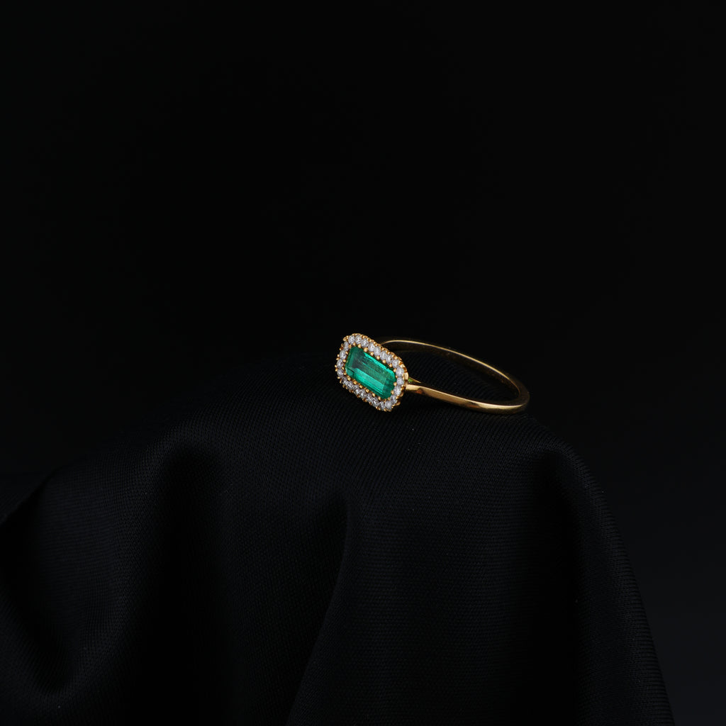 Título: Anillo Cluster de Esmeralda Natural en Oro18K, 24 Diamantes.