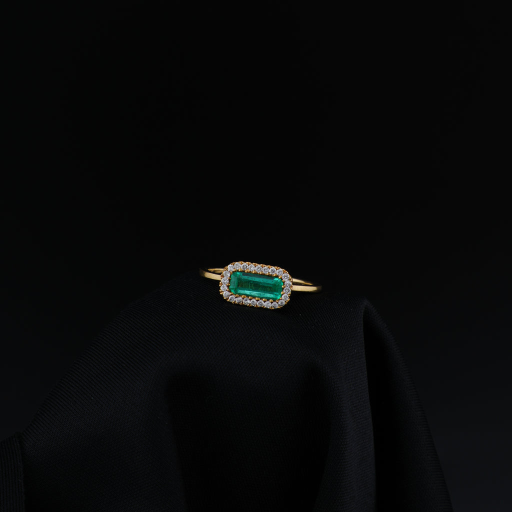 Título: Anillo Cluster de Esmeralda Natural en Oro18K, 24 Diamantes.