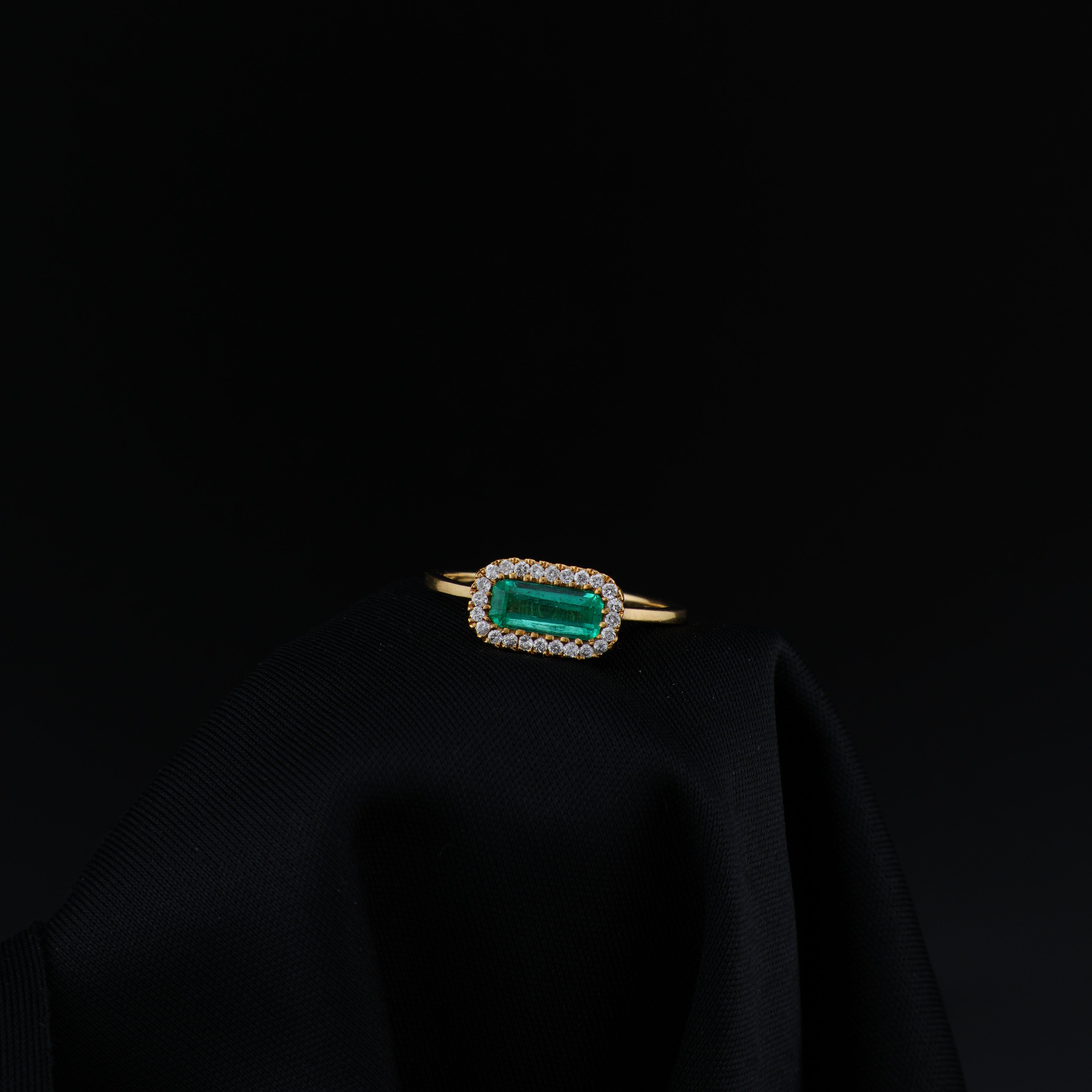 Título: Anillo Cluster de Esmeralda Natural en Oro18K, 24 Diamantes.