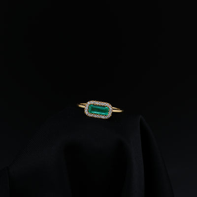 Título: Anillo Cluster de Esmeralda Natural en Oro18K, 24 Diamantes.