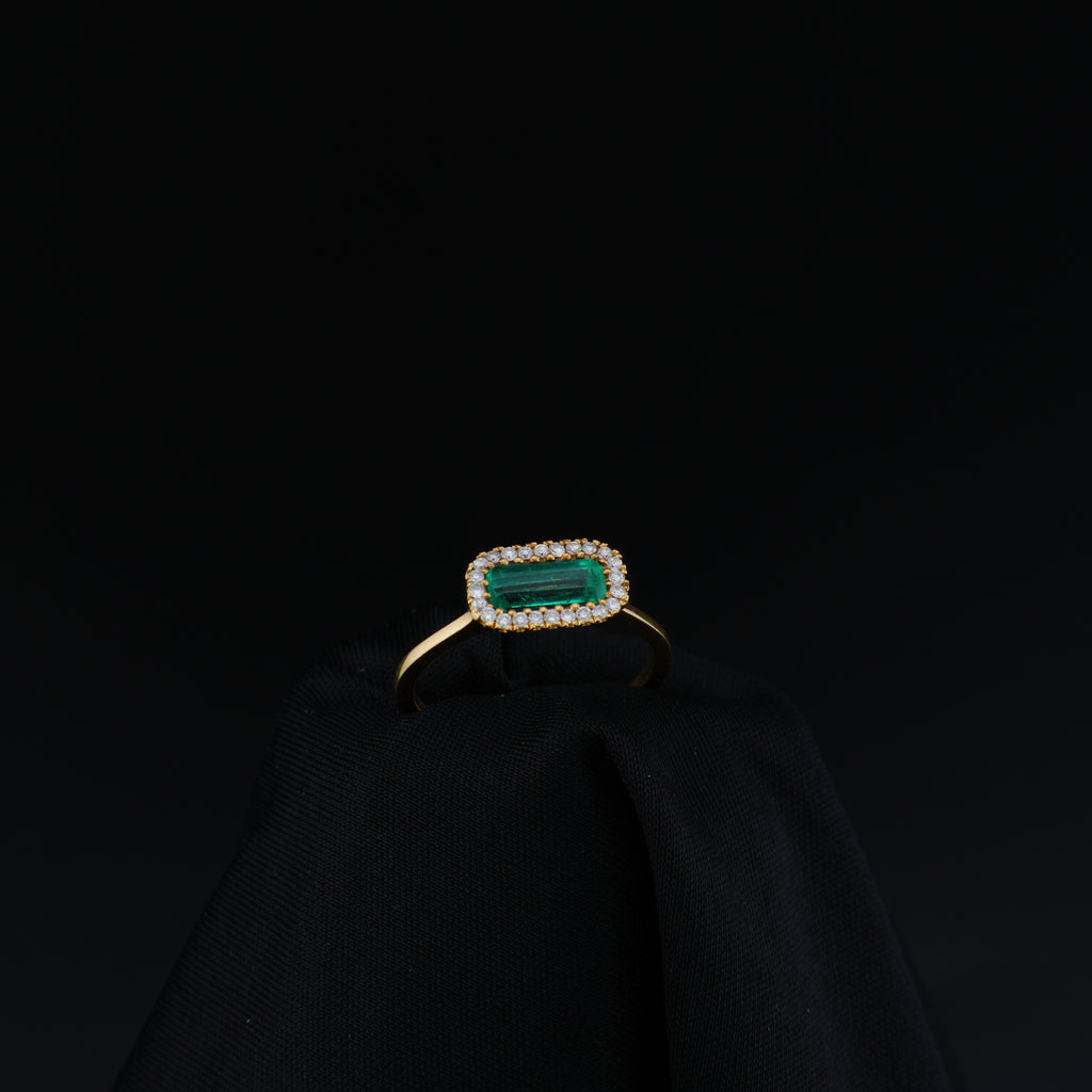 Título: Anillo Cluster de Esmeralda Natural en Oro18K, 24 Diamantes.