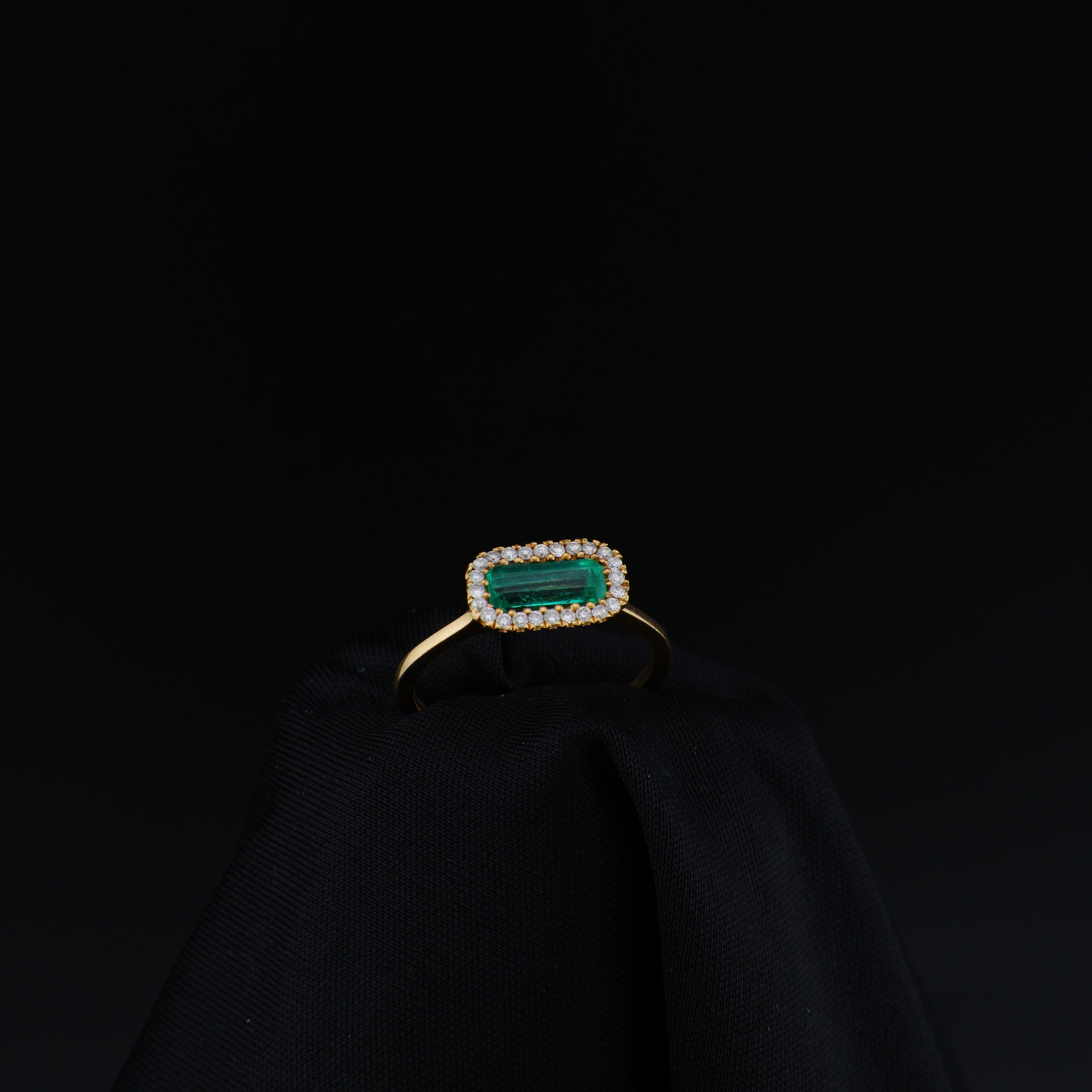 Título: Anillo Cluster de Esmeralda Natural en Oro18K, 24 Diamantes.