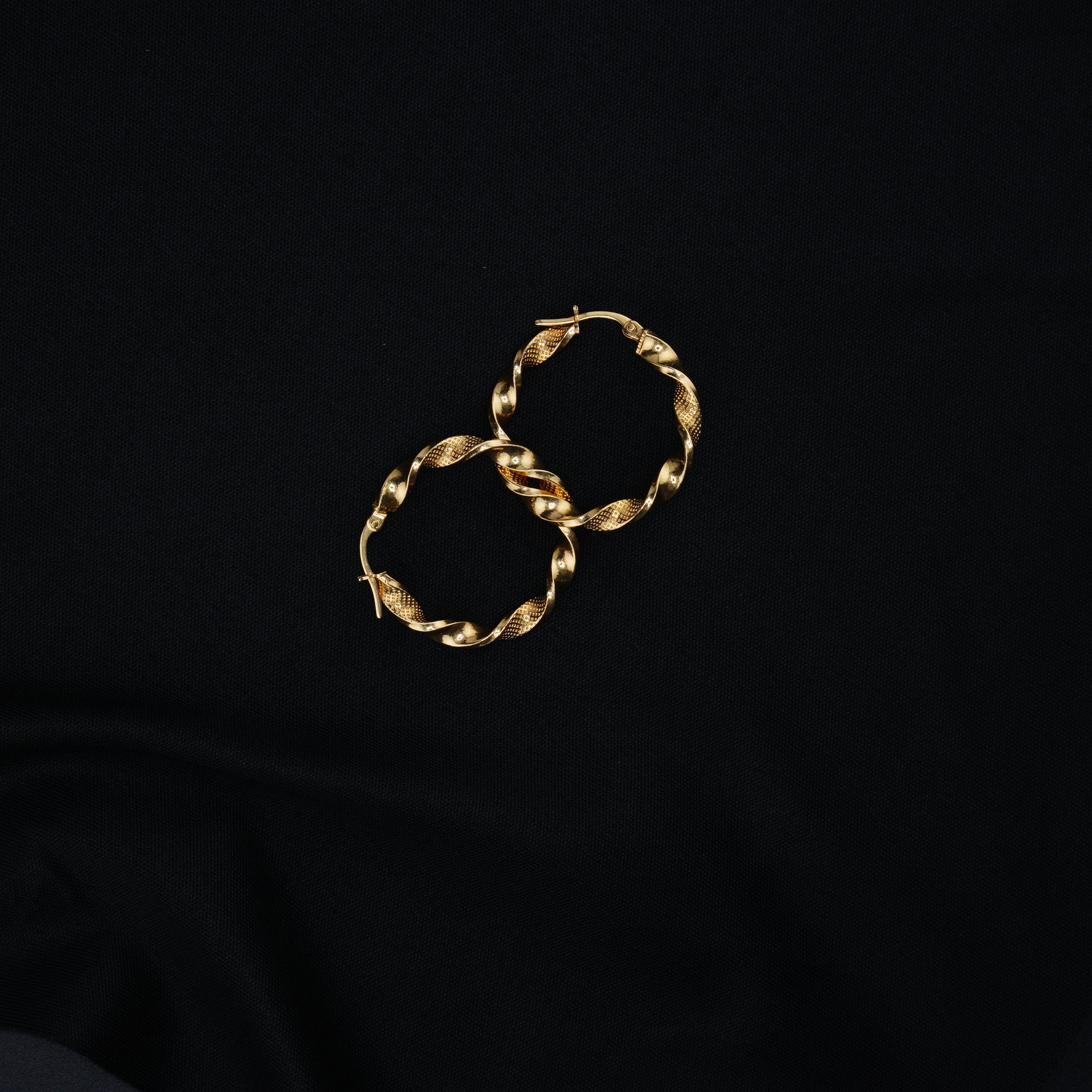 Aretes Candonga Tipo Melcocha en Oro 18K