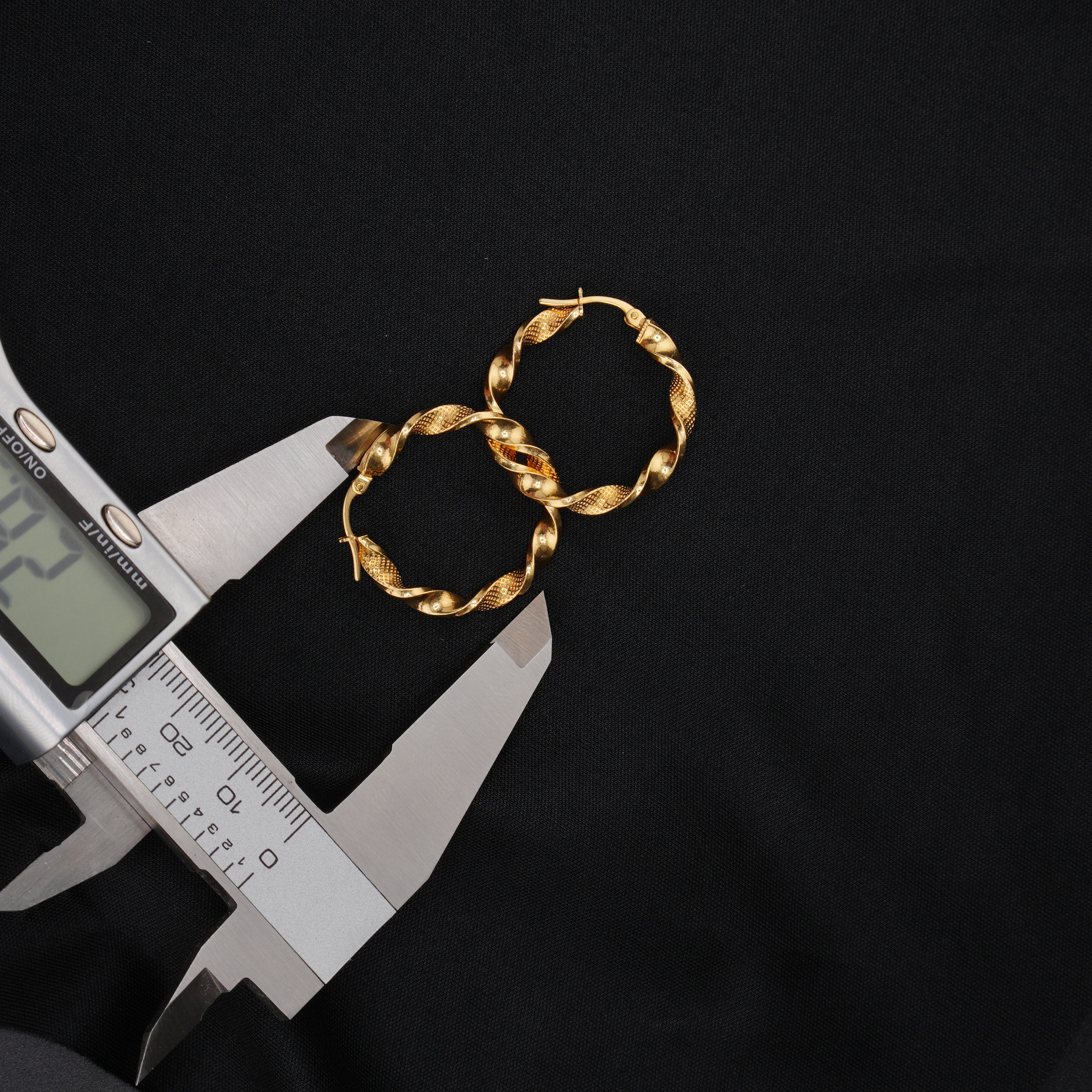 Aretes Candonga Tipo Melcocha en Oro 18K