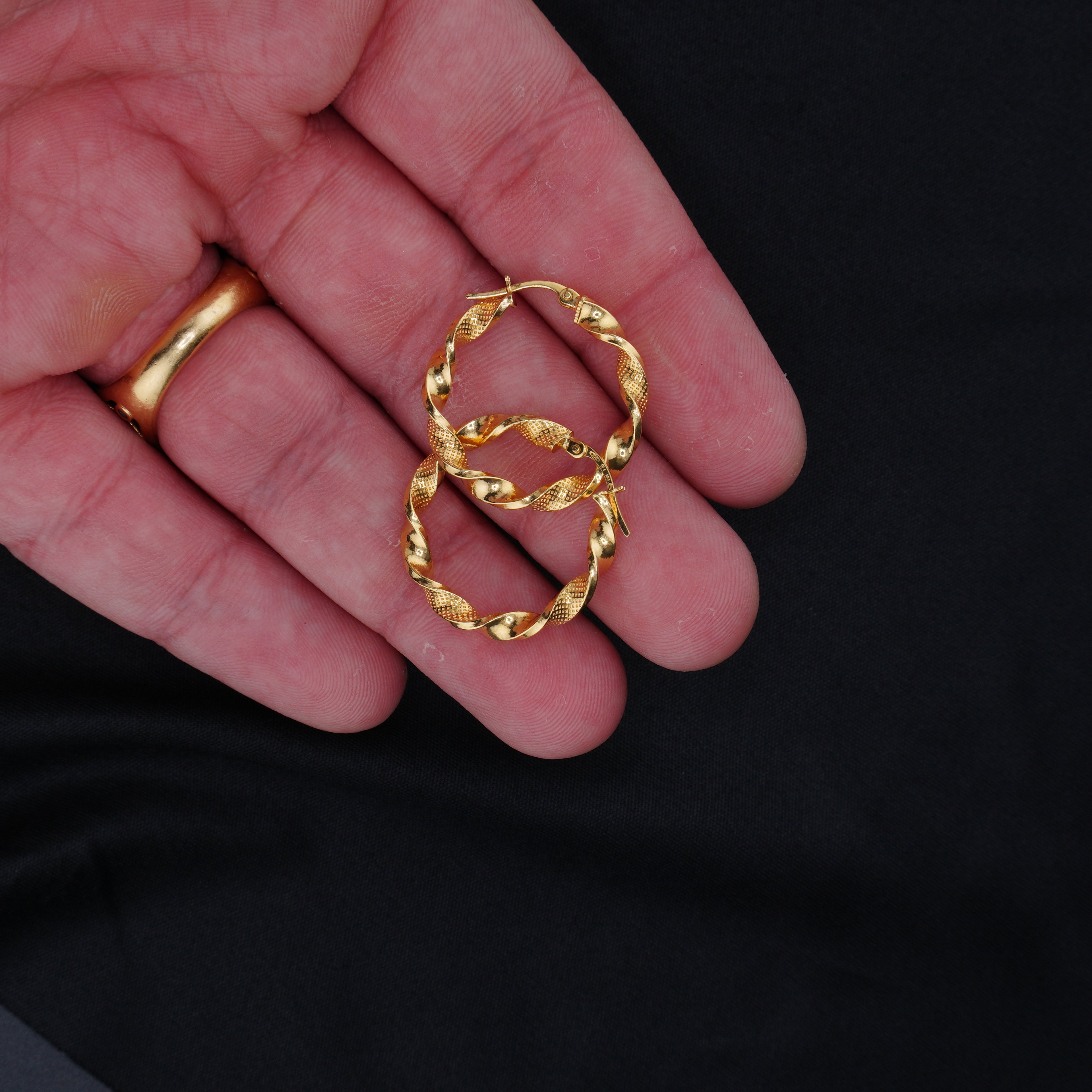 Aretes Candonga Tipo Melcocha en Oro 18K