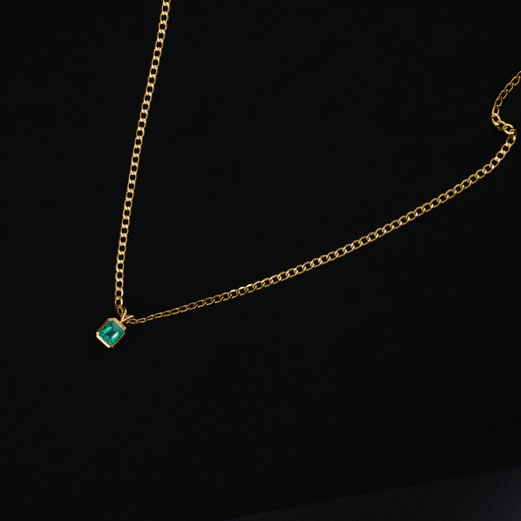 Cadena de 60 cm en Oro 18K con Dije de Esmeralda Natural Cuadrada