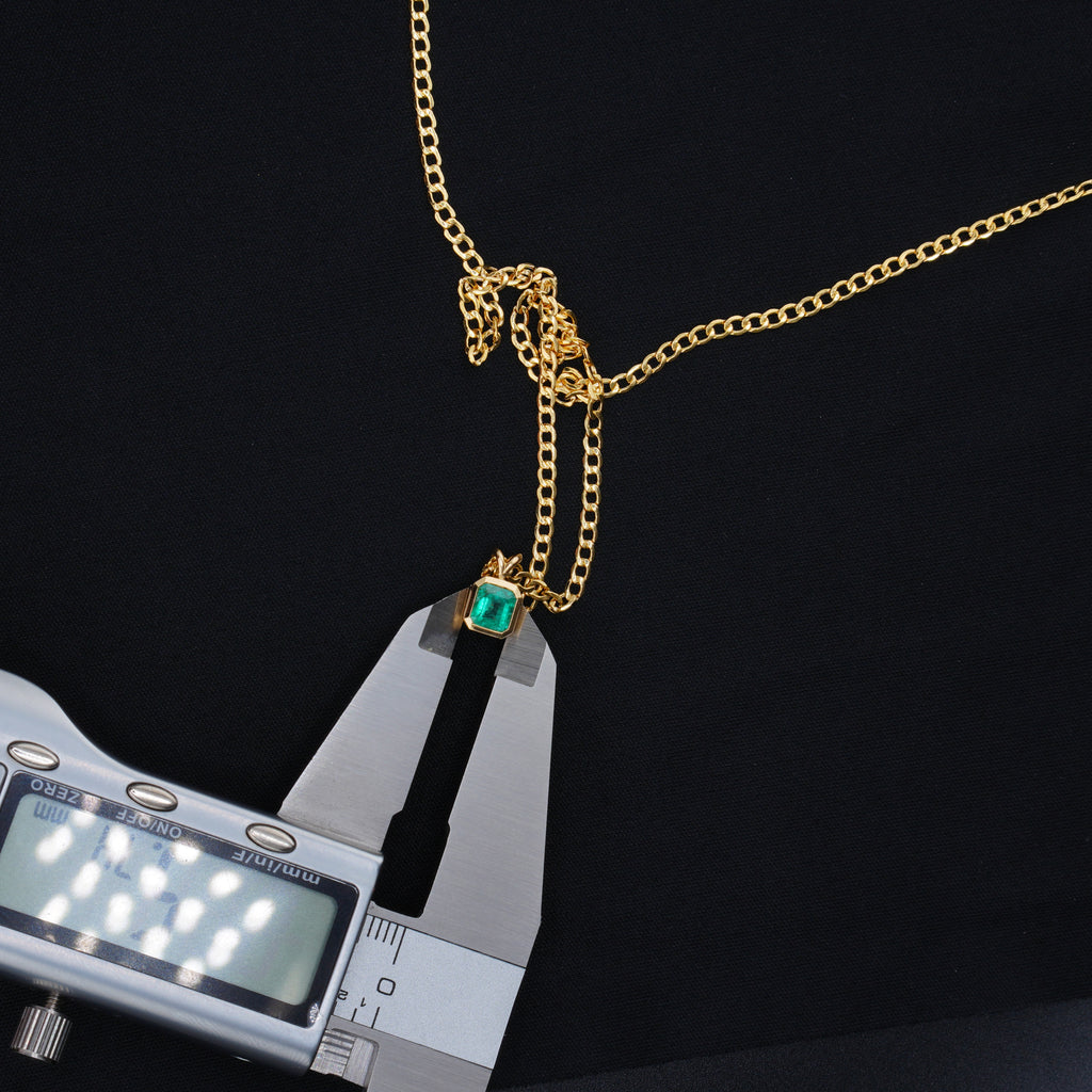 Cadena de 60 cm en Oro 18K con Dije de Esmeralda Natural Cuadrada