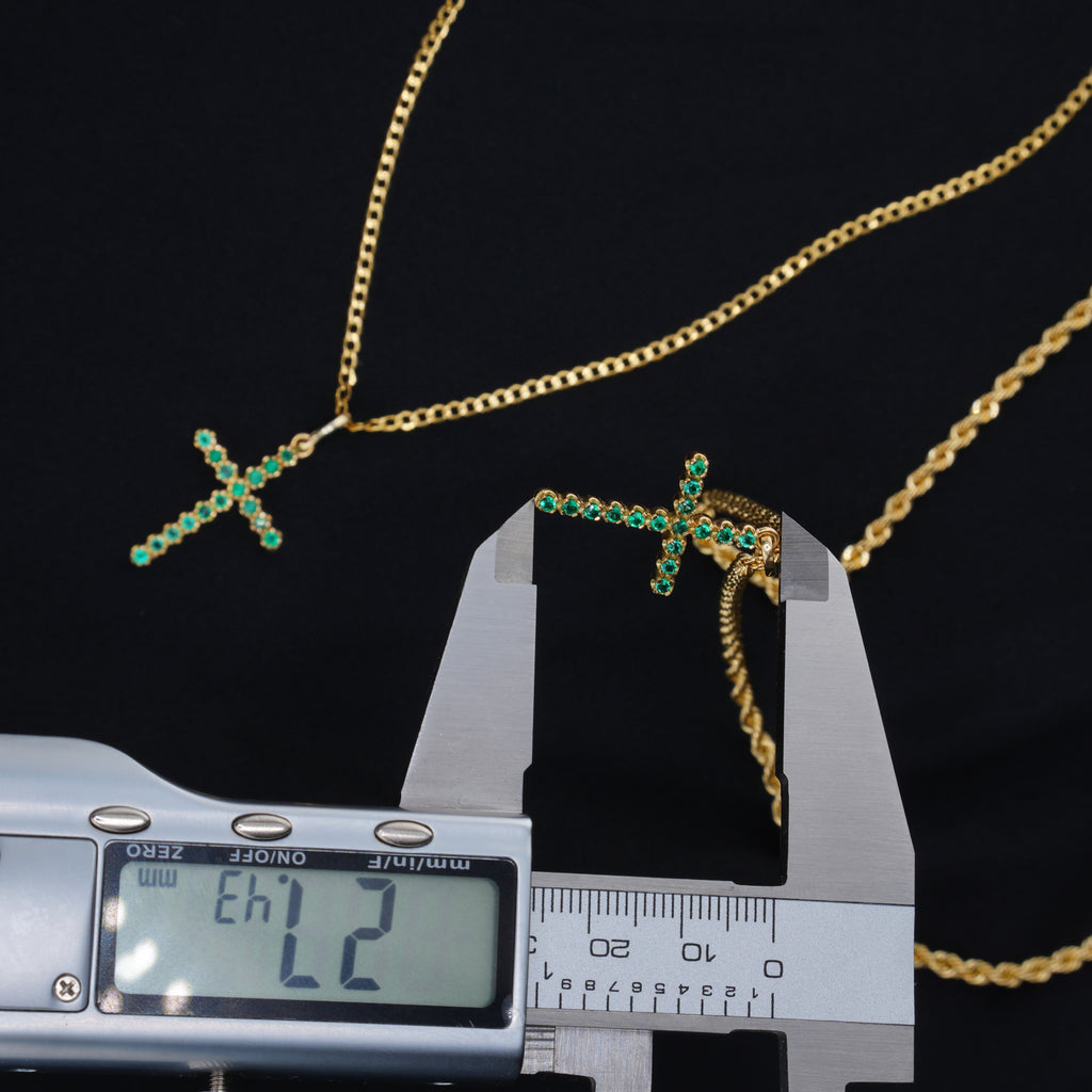 Cadena de 45 cm en Oro 18K con Cruz de 16 Esmeraldas Naturales de Muzo