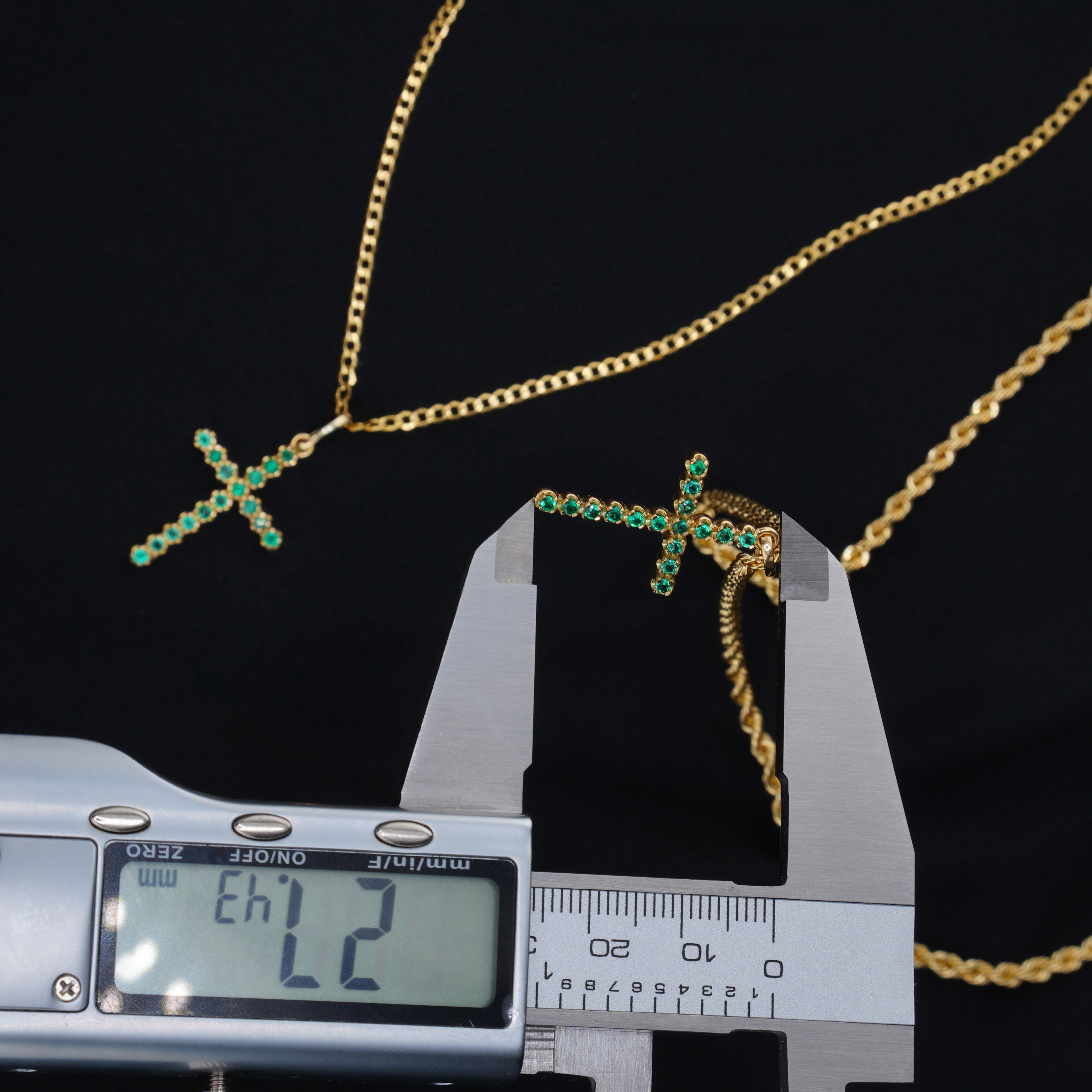 Cadena Tejido Lazo en Oro 18K con Cruz de 16 Esmeraldas Naturales