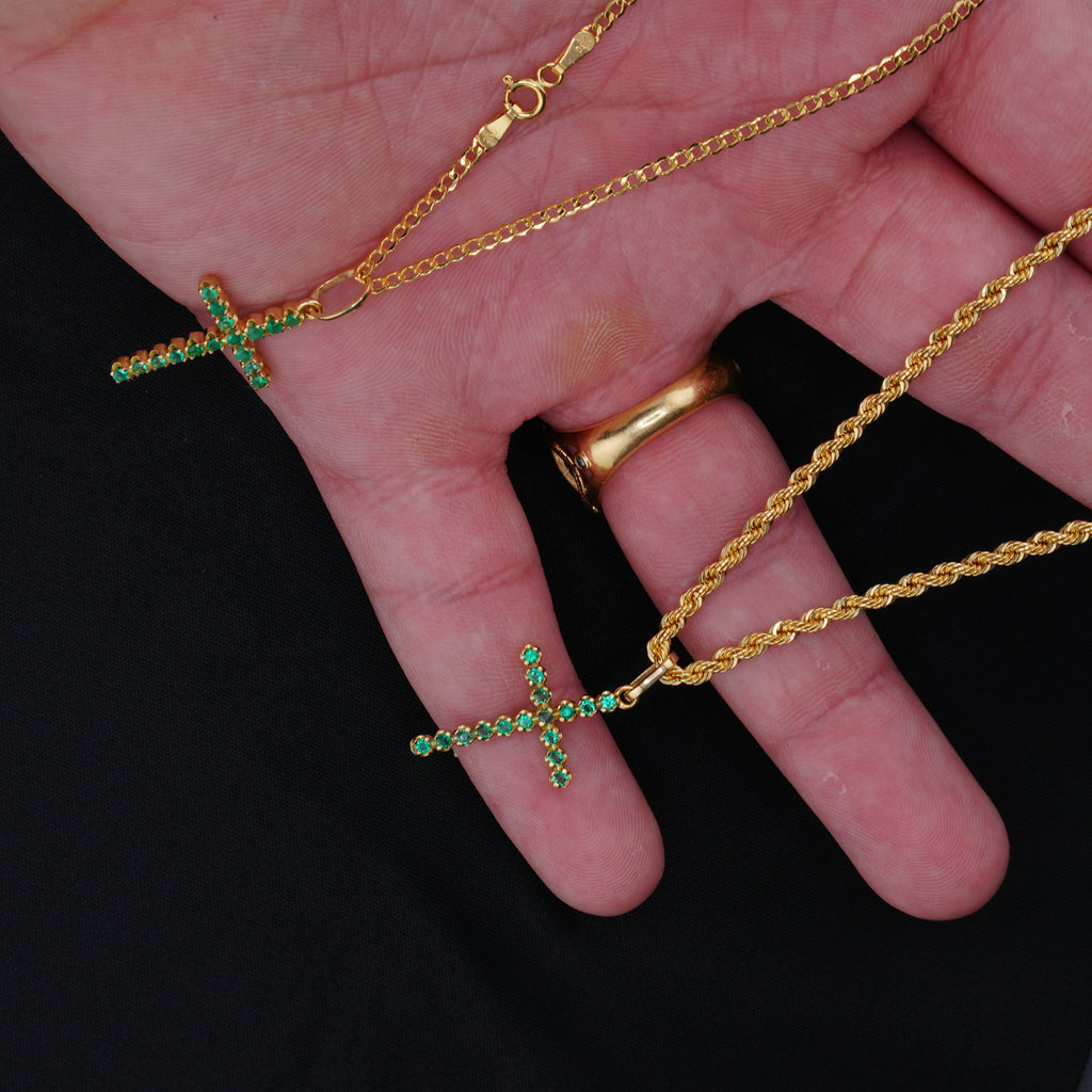 Cadena de 45 cm en Oro 18K con Cruz de 16 Esmeraldas Naturales de Muzo