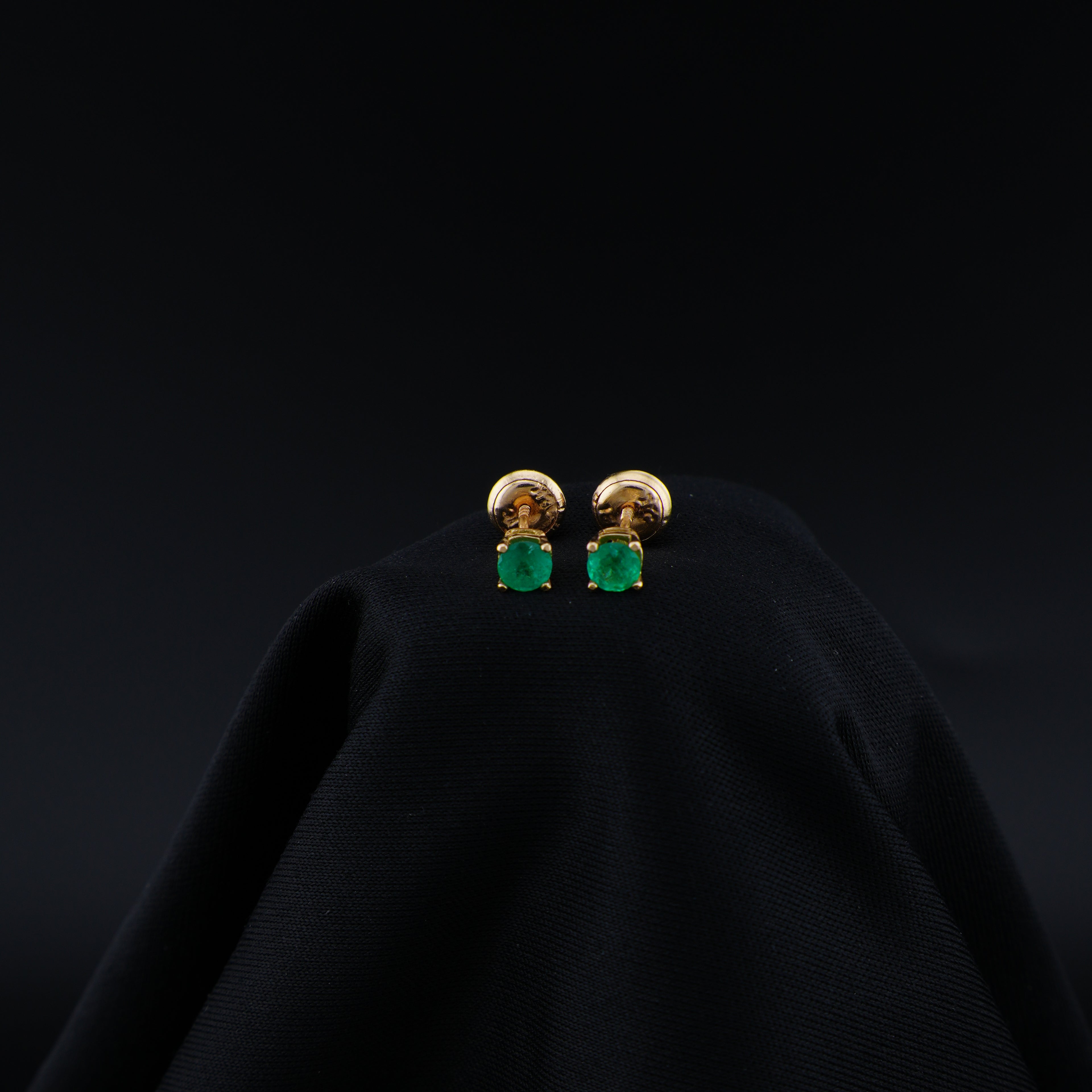 retes de Esmeralda Natural Redonda 3.9 mm en Oro 18K con Broche de Seguridad