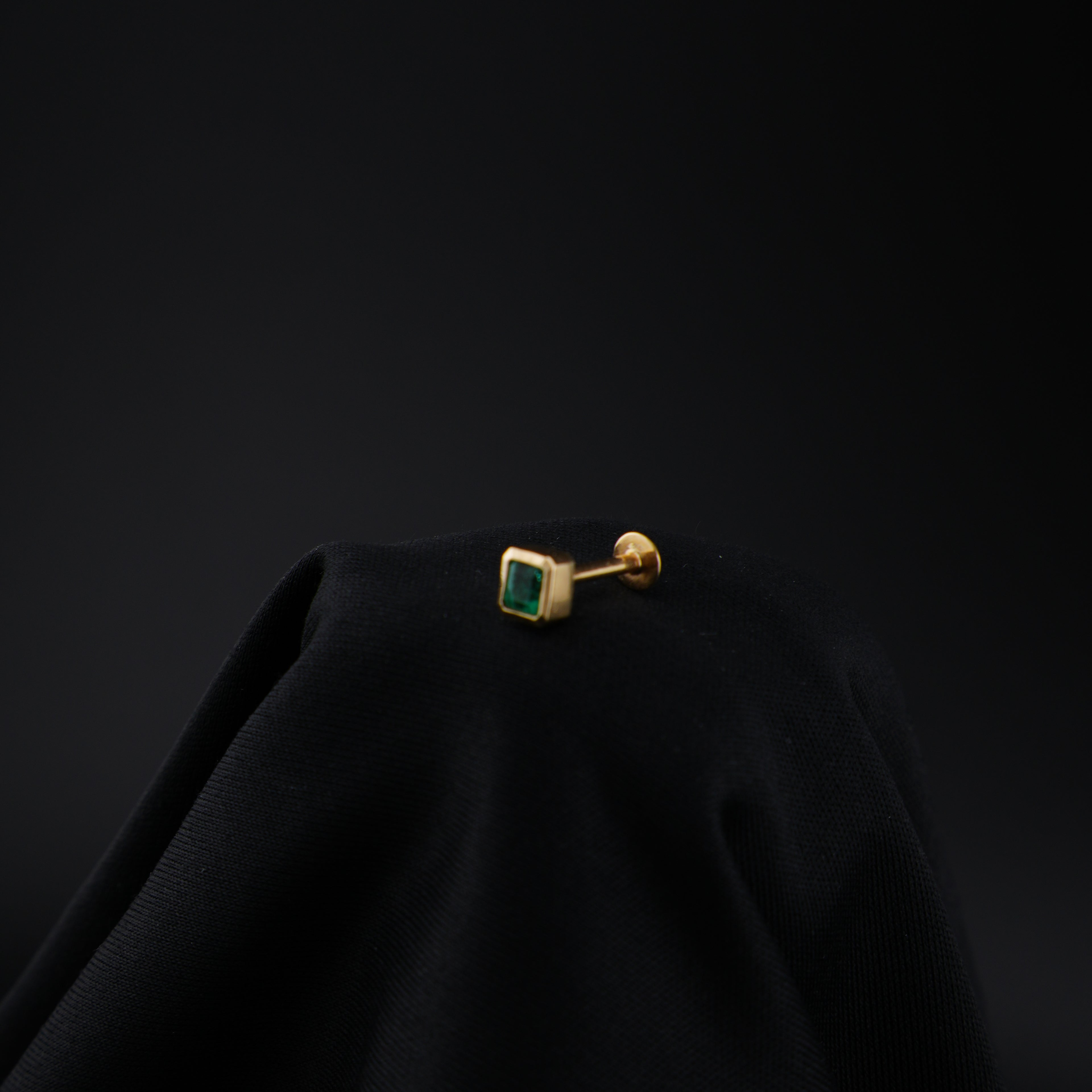 Piercing de Esmeralda Natural Cuadrada en Oro 18K (1 Unidad)