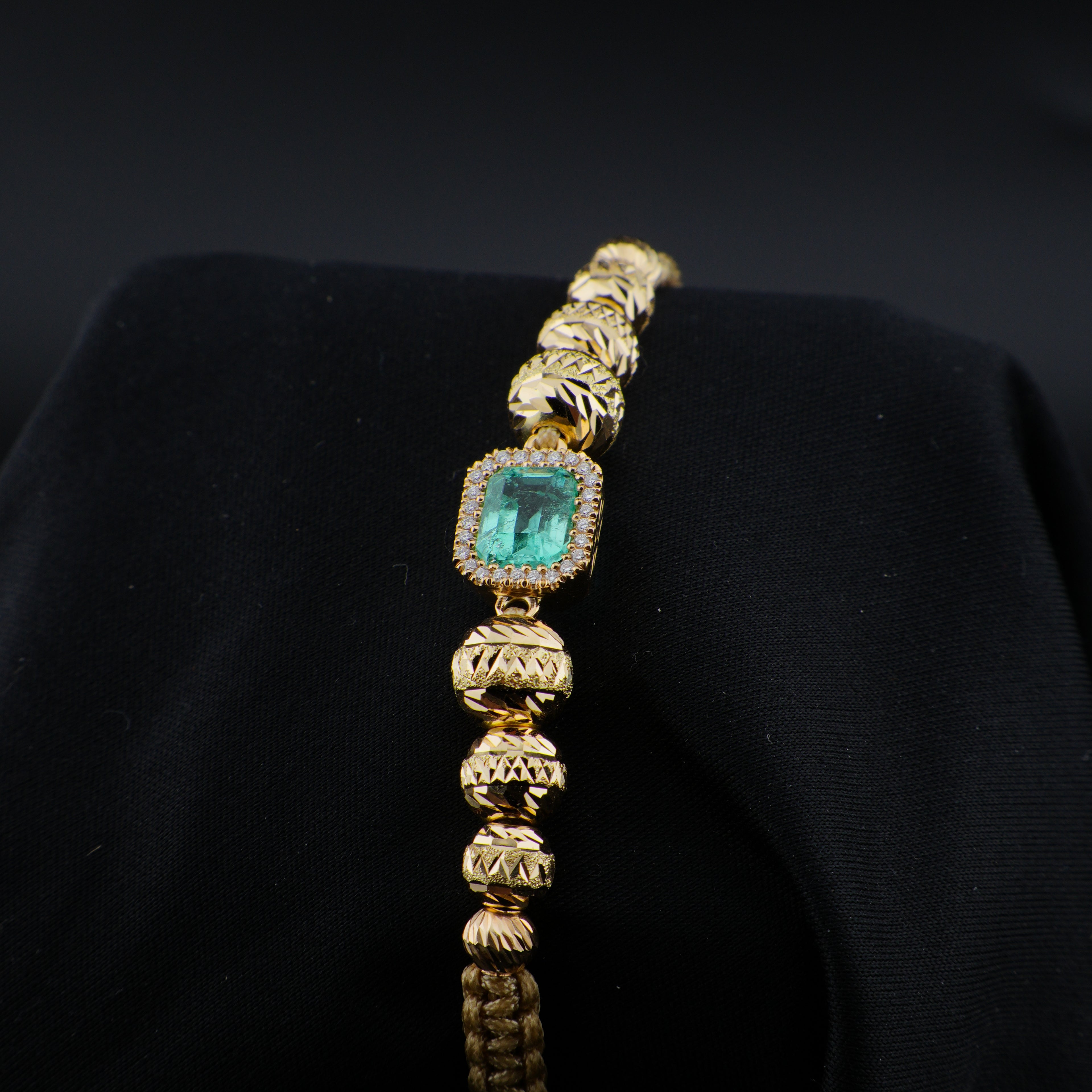 Pulsera Tejida en Oro de 18K con Esmeralda Natural de 2.00 ct y 26 Diamantes | Pieza Única