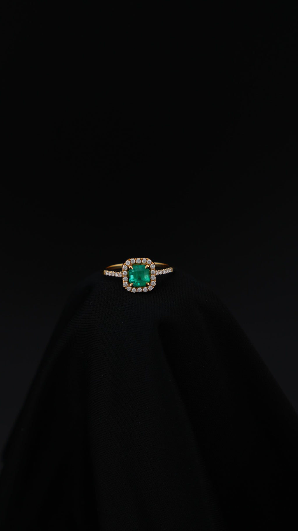 Anillo Aurora en oro amarillo 18K con esmeralda natural y halo de diamantes