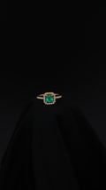 Anillo Aurora en oro amarillo 18K con esmeralda natural y halo de diamantes