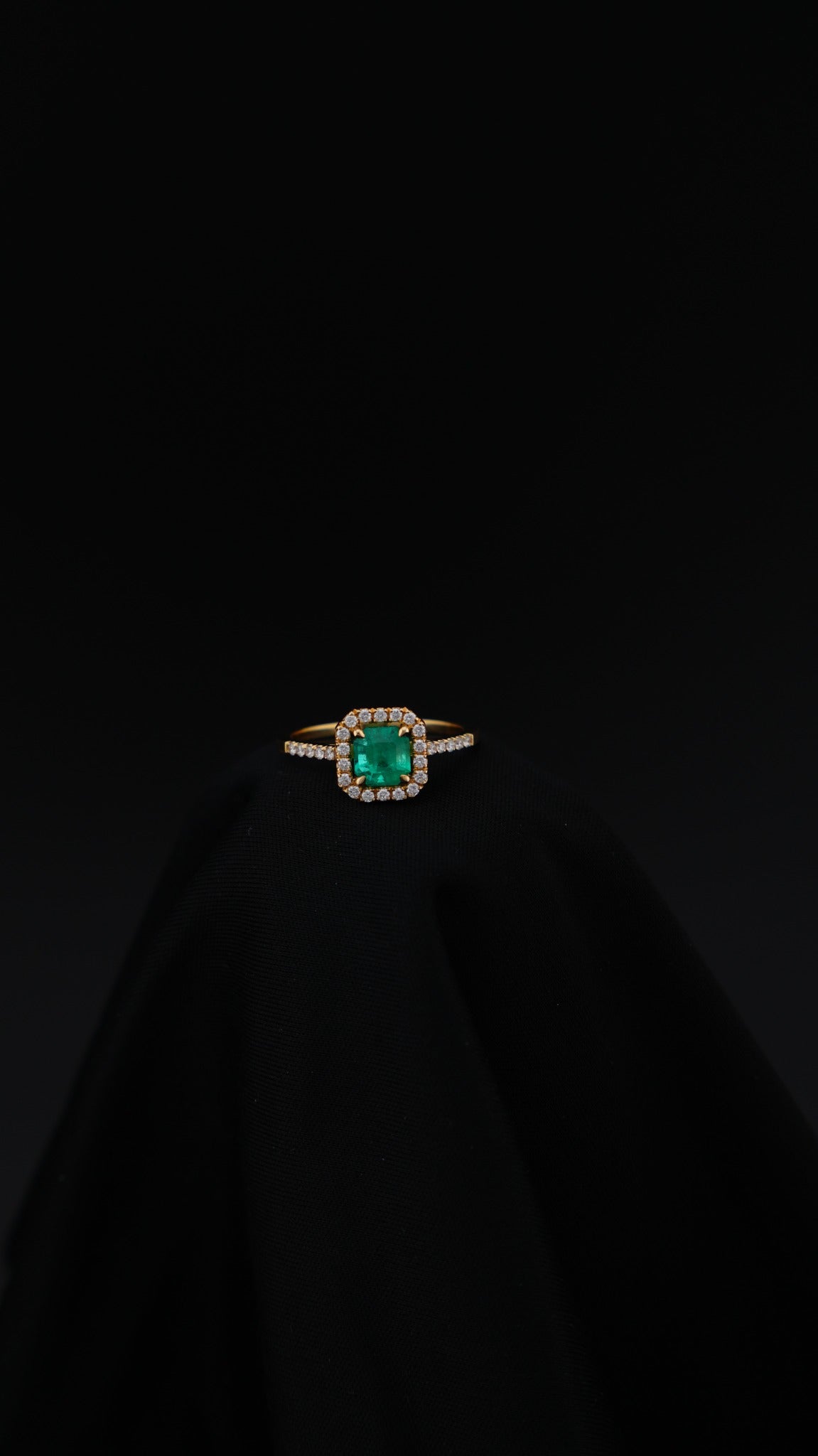 Anillo Aurora en oro amarillo 18K con esmeralda natural y halo de diamantes