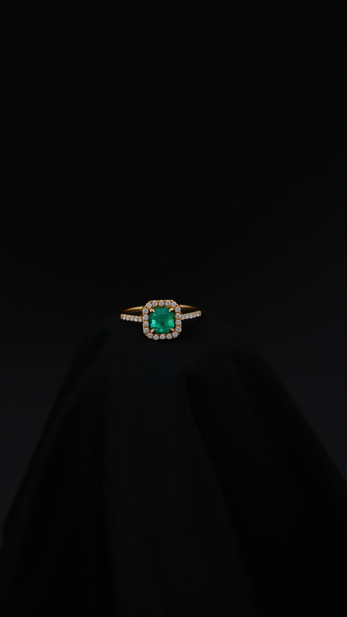 Anillo Aurora en oro amarillo 18K con esmeralda natural y halo de diamantes
