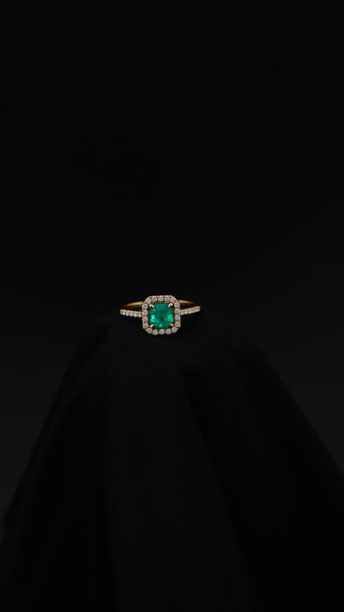 Anillo Aurora en oro amarillo 18K con esmeralda natural y halo de diamantes