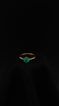 Anillo Esencia en oro amarillo 18K con esmeralda natural redonda y diamantes naturales