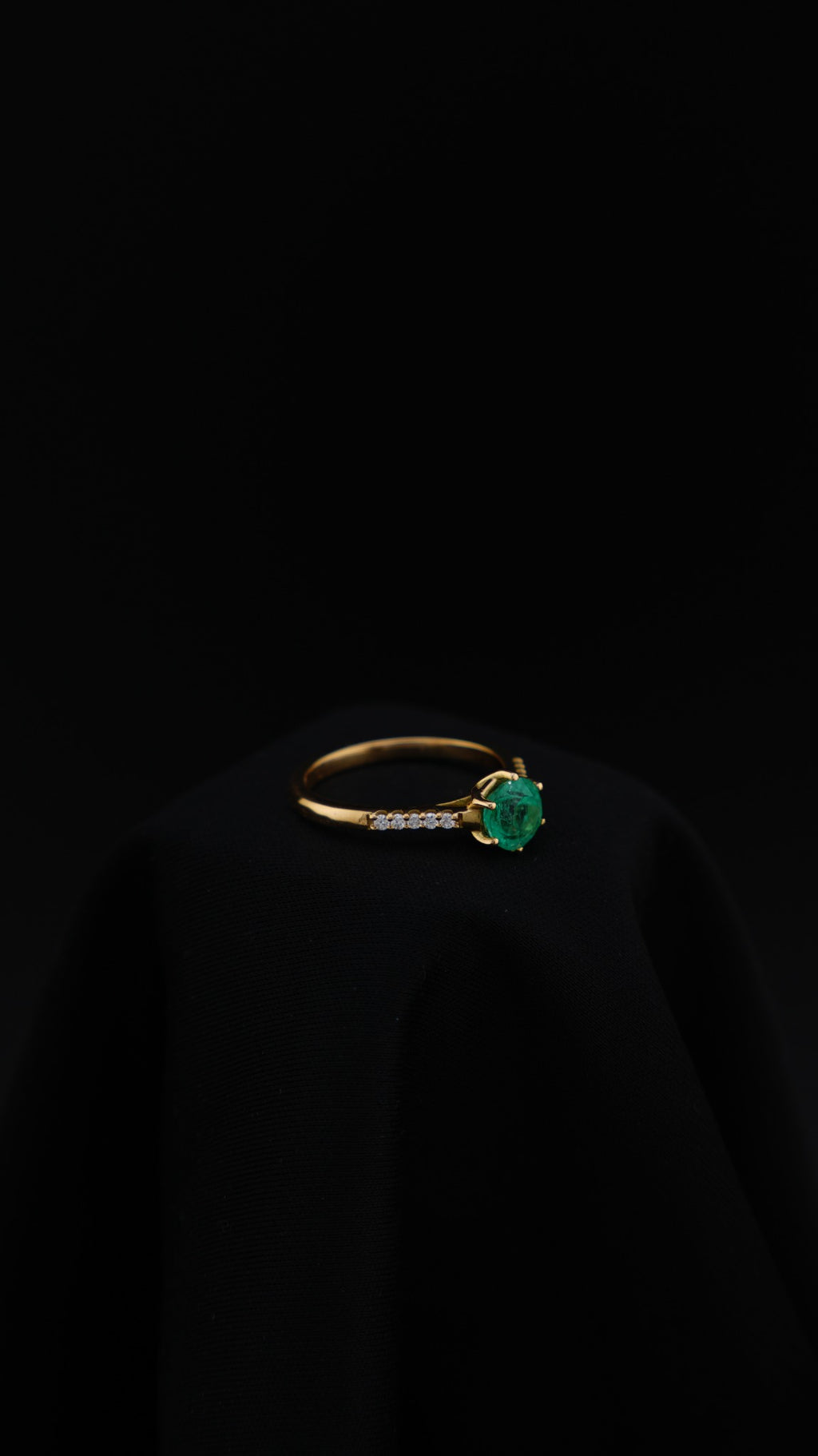 Anillo Esencia en oro amarillo 18K con esmeralda natural redonda y diamantes naturales