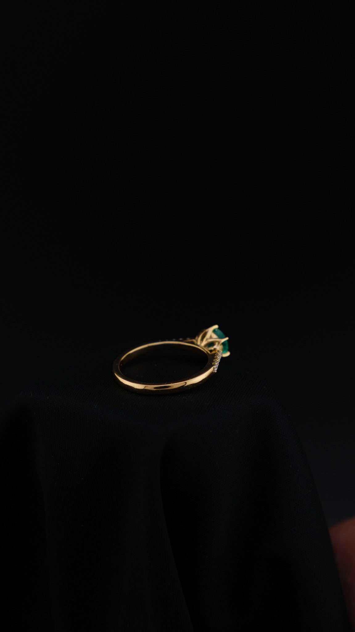 Anillo Esencia en oro amarillo 18K con esmeralda natural redonda y diamantes naturales
