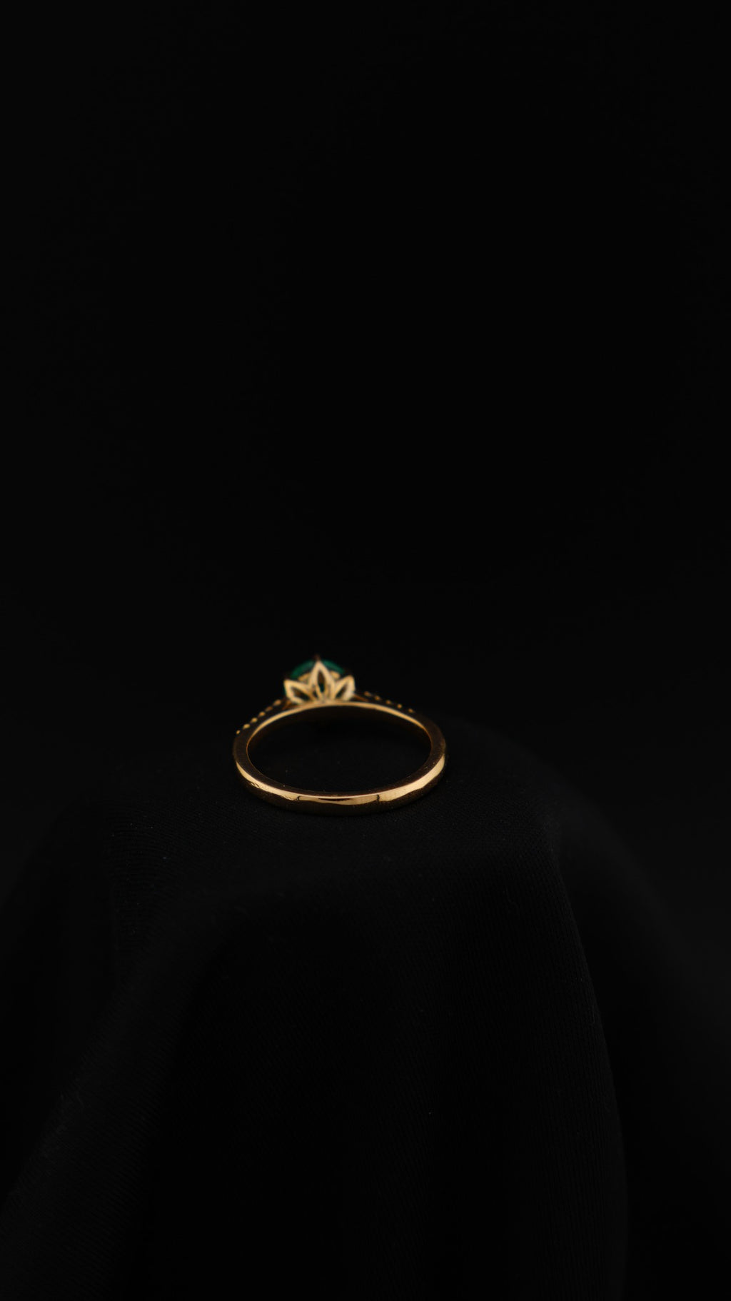 Anillo Esencia en oro amarillo 18K con esmeralda natural redonda y diamantes naturales