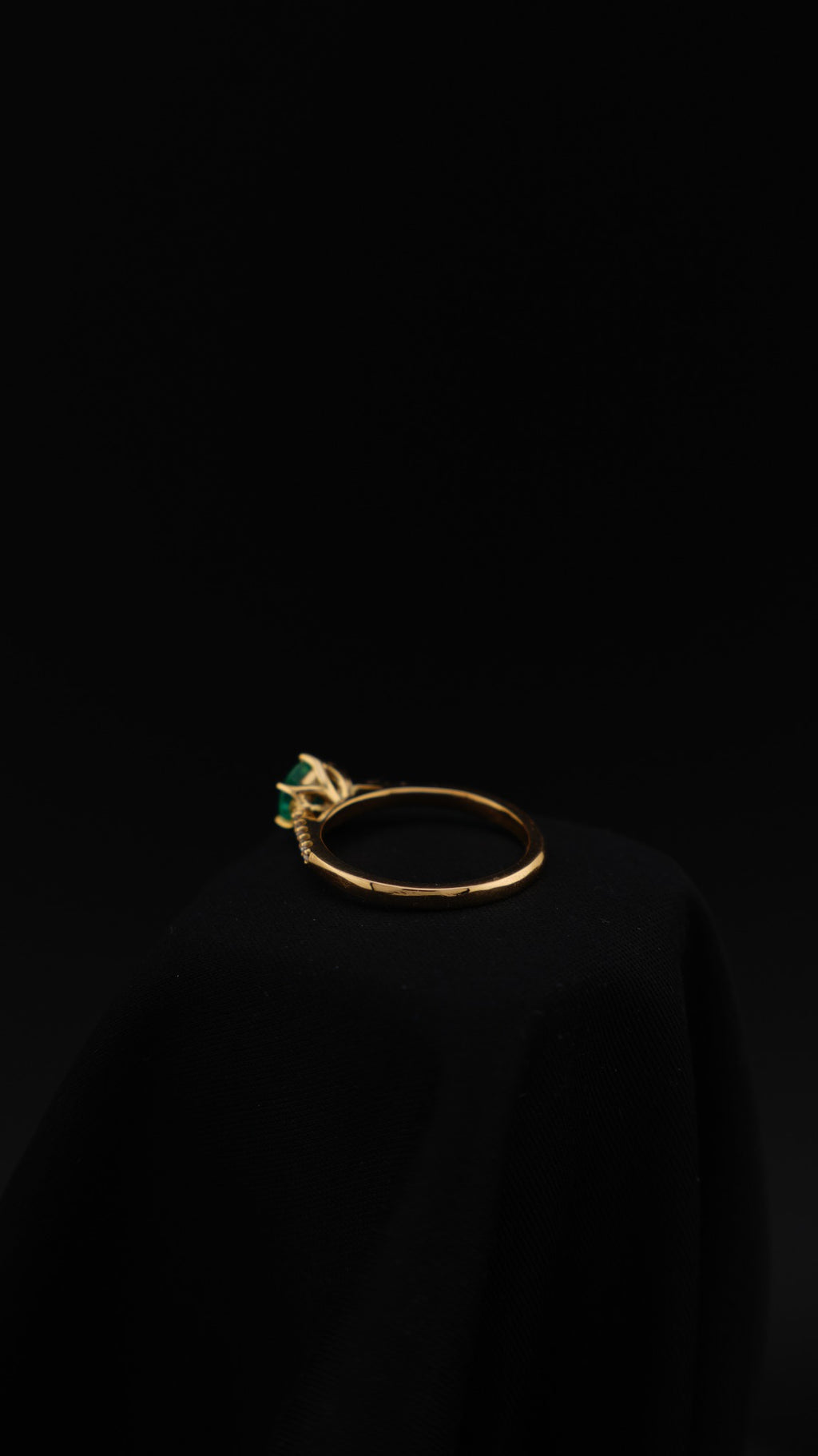 Anillo Esencia en oro amarillo 18K con esmeralda natural redonda y diamantes naturales